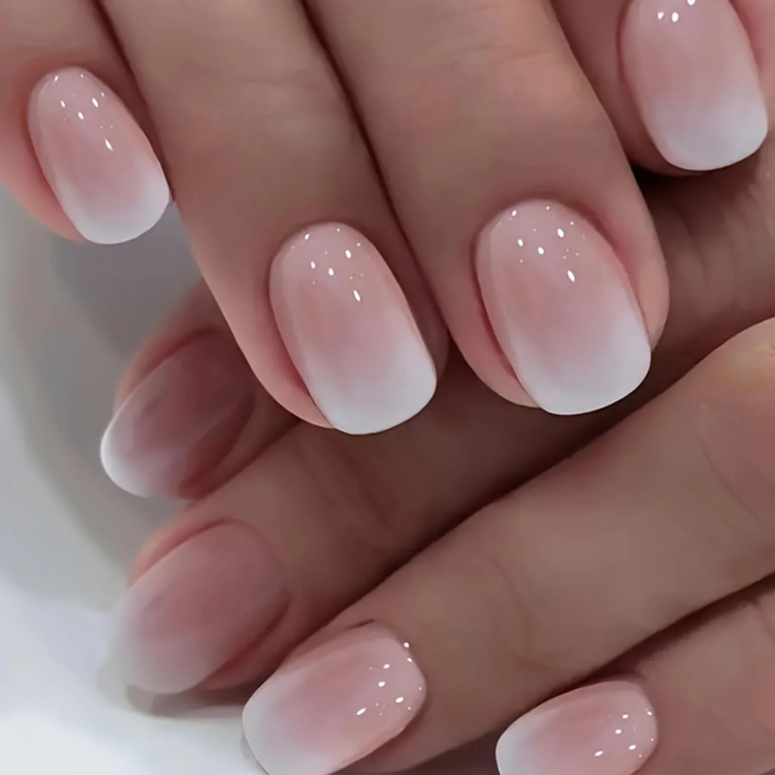 24 szt. Krótkie sztuczne paznokcie, kwadratowe samoprzylepne Nails Press on Nails, pełne pokrycie Sztuczne sztuczne paznokcie z klejem żelatynowym dla kobiet i dziewcząt (Gradient jasnoróżowy)