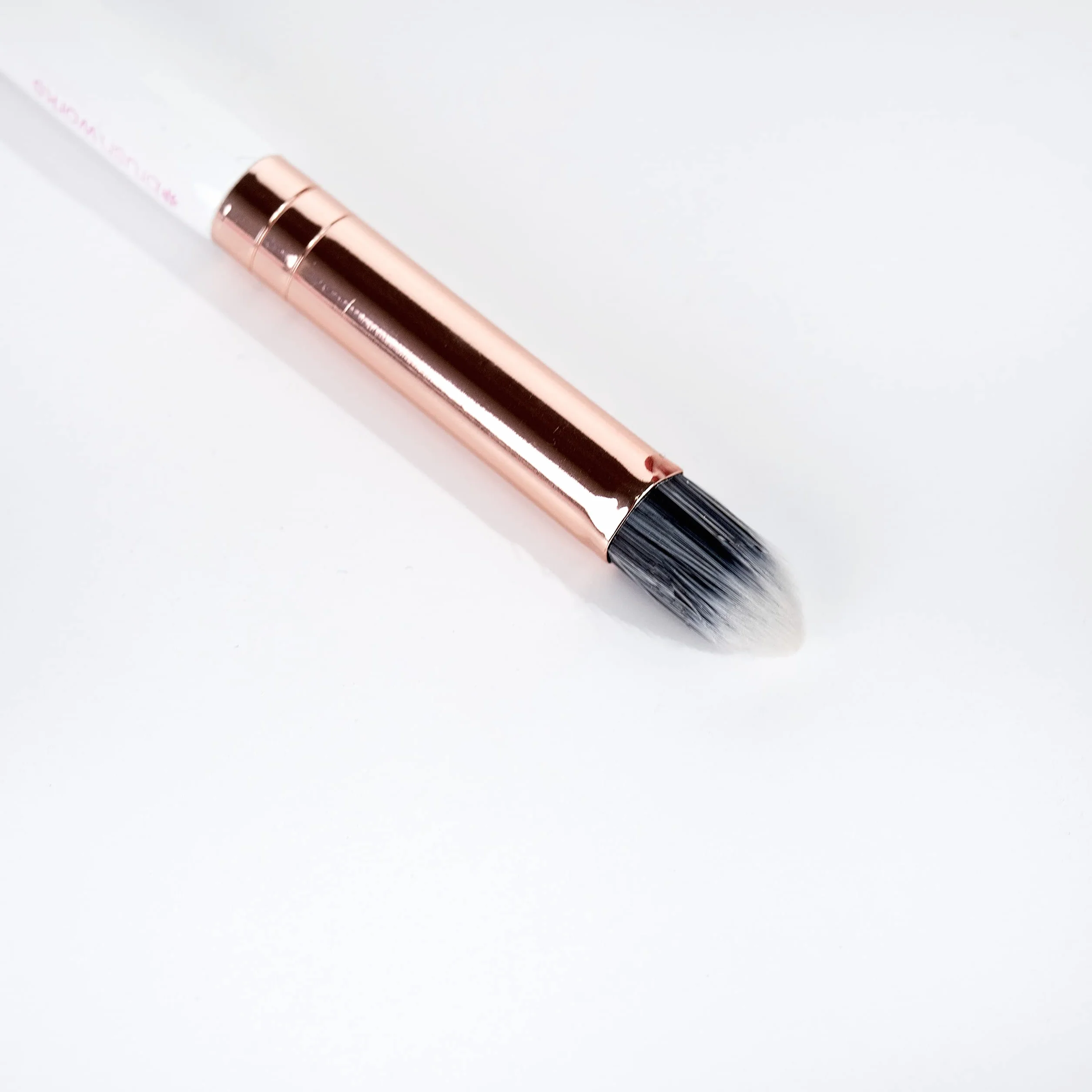 Brushworks Highlight & Contour Brush pędzel 100 g