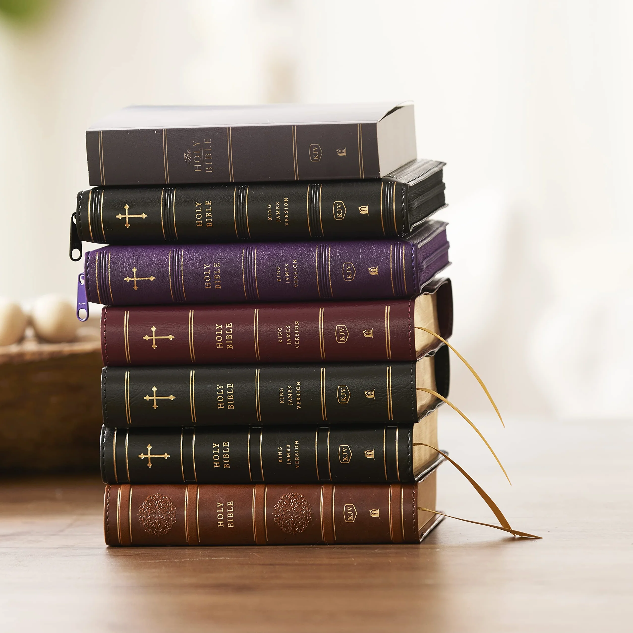 KJV Holy Bible: Compact with 43,000 Cross References, Black Leathersoft with Zipper, Red Letter, Comfort Print: King James Version: Holy Bible, King James Version