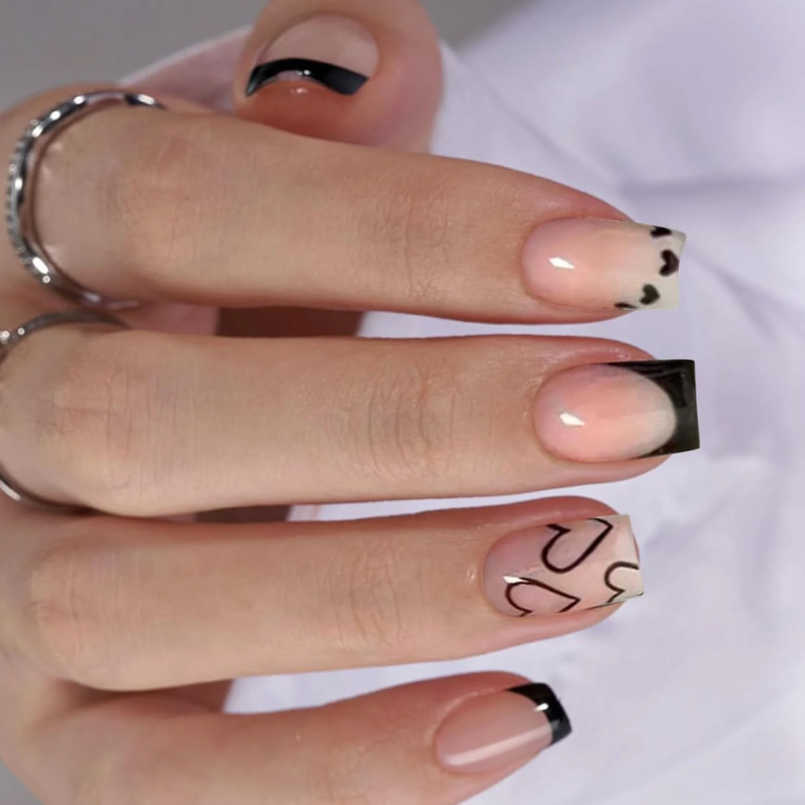 French Tip Press on Nails krótkie kwadratowe sztuczne paznokcie czarne akrylowe z białym wzorem serca klej