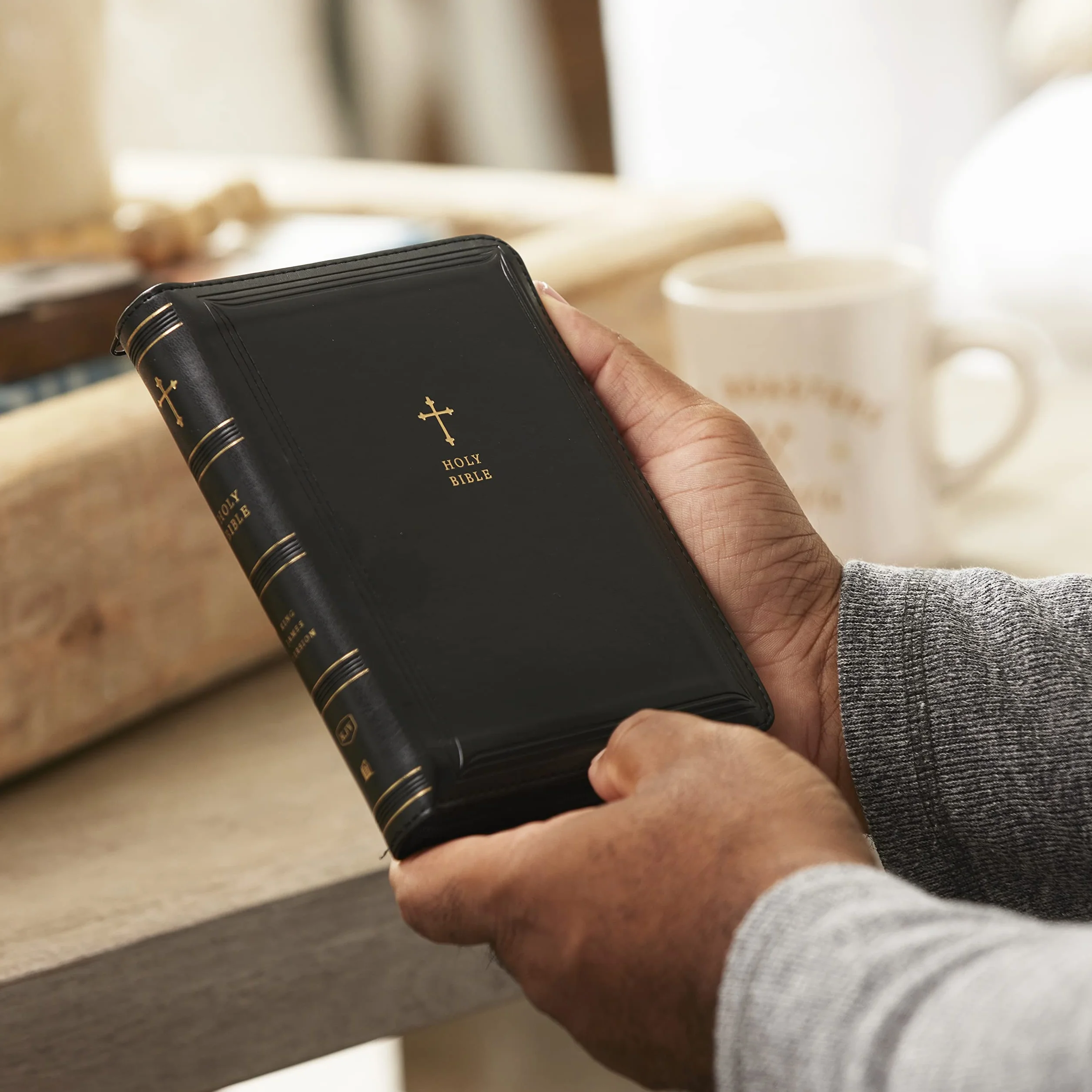KJV Holy Bible: Compact with 43,000 Cross References, Black Leathersoft with Zipper, Red Letter, Comfort Print: King James Version: Holy Bible, King James Version