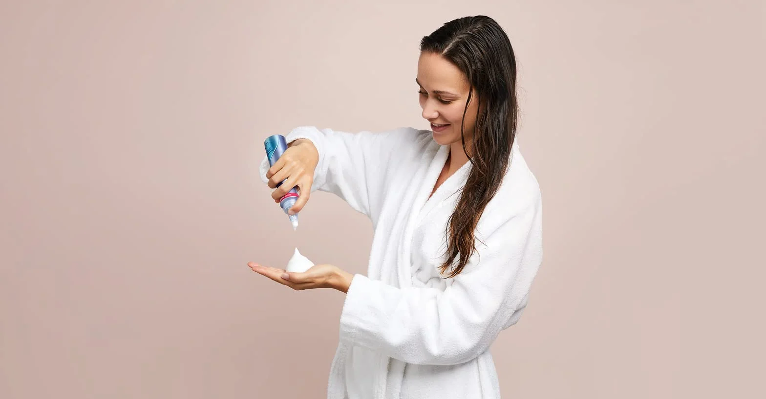NIVEA Pianka do włosów z ochroną przed wysoką temperaturą, pantenol i witamina B3, utrwalająca objętość włosów dla widocznej większej objętości (poziom utrzymania 4), mus do stylizacji (150 ml)