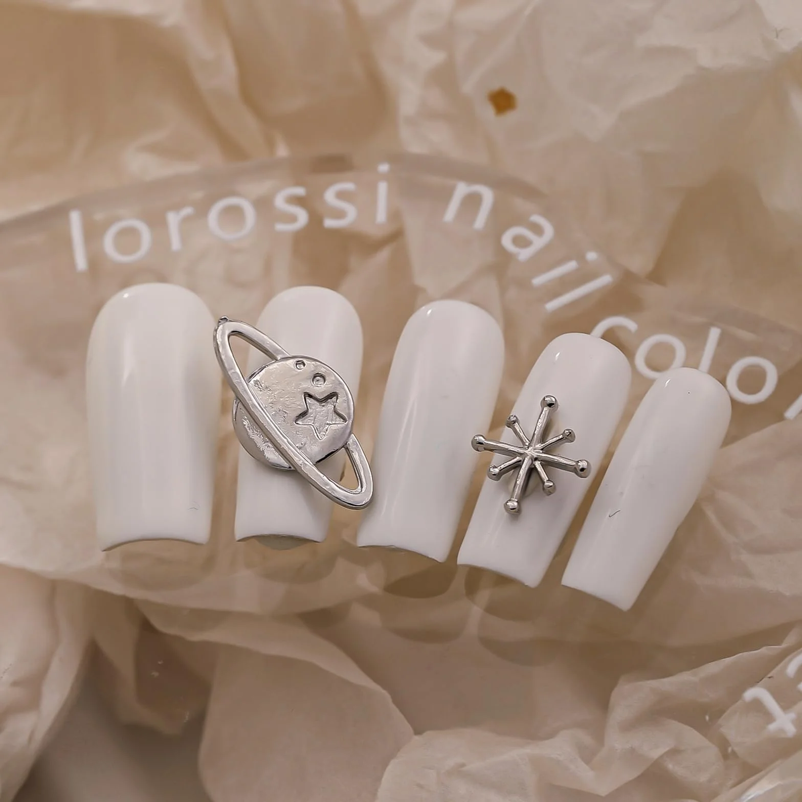 Charms do paznokci 110 sztuk Charms na paznokcie 3D srebrne Charms do paznokci W zestawie znajduje się 1 szczypce Dekoracje do paznokci Dostępne w 11 różnych stylach Nadaje się do dekoracji paznokci