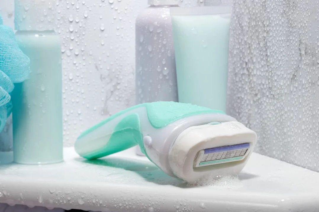 Wilkinson Sword Intuition 2 w 1 Sensitive Care Zestaw 1 uchwytu, 1 głowica zamontowana, brzytwa damska z naturalnym mydłem, zawiera aloes