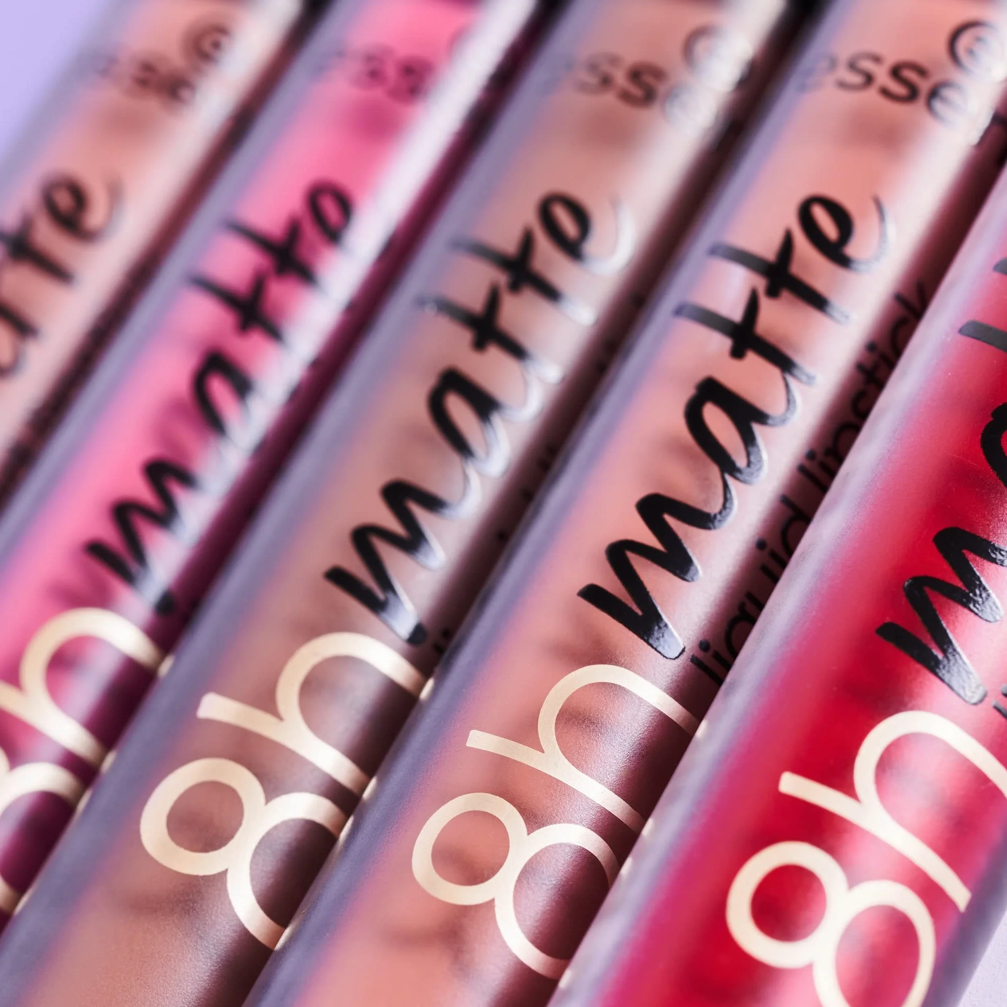 essence Pomadka w płynie 8h Matte, długotrwały, matujący, szybkoschnący, matowy (2.5ml)