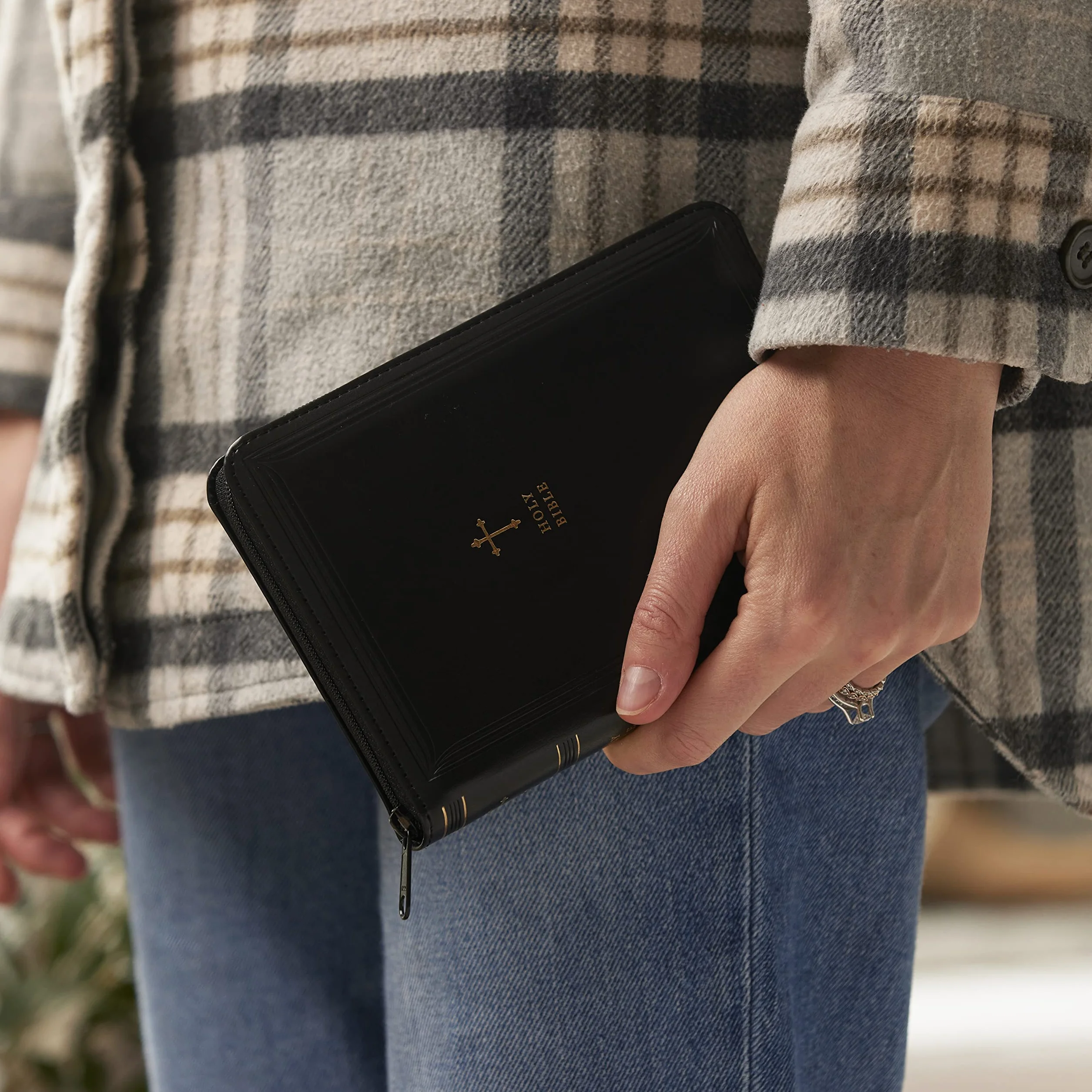 KJV Holy Bible: Compact with 43,000 Cross References, Black Leathersoft with Zipper, Red Letter, Comfort Print: King James Version: Holy Bible, King James Version