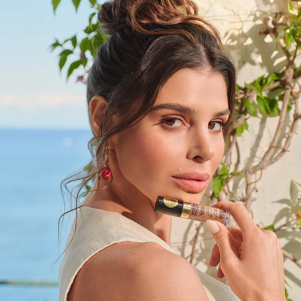 Eveline Cosmetics Wonder Match płynny bronzer – ultralekka kremowa formuła do wszystkich rodzajów i odcieni skóry, łatwe zastosowanie, długotrwałe wykończenie, dostępna w dwóch odcieniach