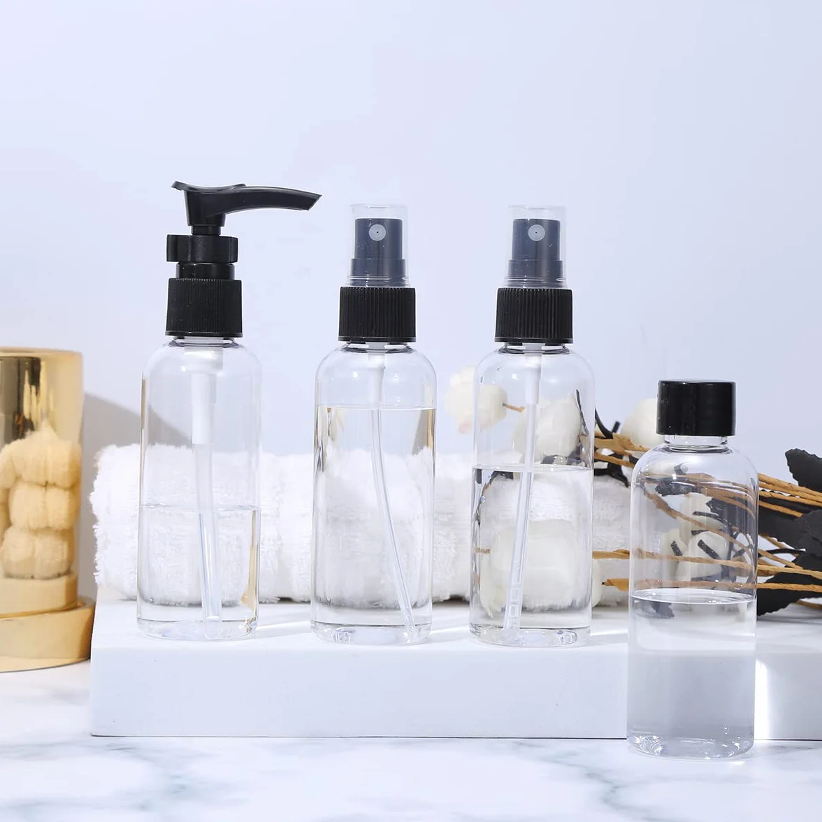 Zestaw plastikowych butelek podróżnych, 4 szt. szczelne puste butelki z rozpylaczem / pompką z pokrywkami i przezroczystą torbą do przenoszenia, 100 ml, butelki podróżne na szampon, odżywkę, balsam,