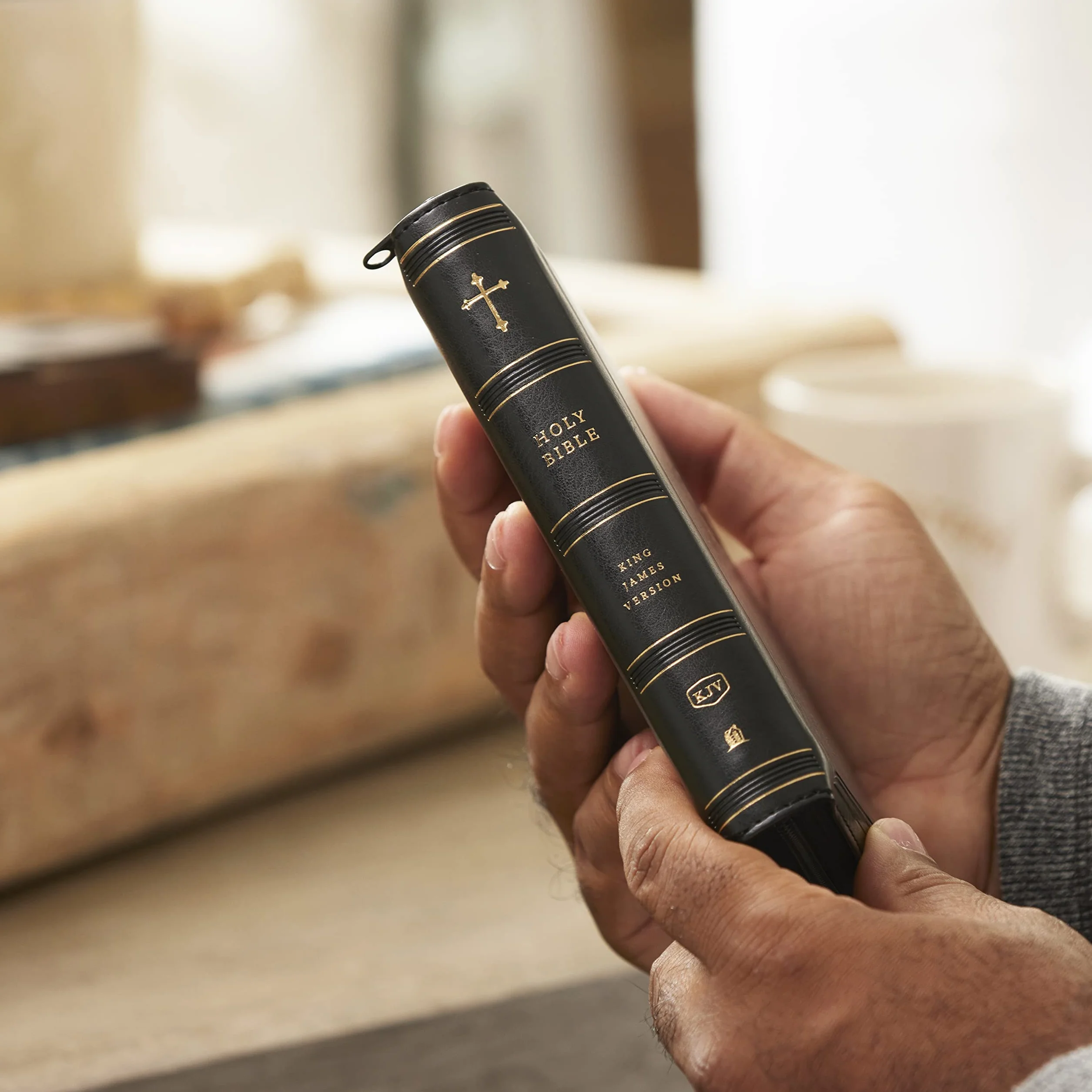 KJV Holy Bible: Compact with 43,000 Cross References, Black Leathersoft with Zipper, Red Letter, Comfort Print: King James Version: Holy Bible, King James Version