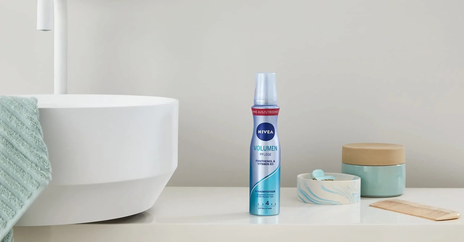 NIVEA Pianka do włosów z ochroną przed wysoką temperaturą, pantenol i witamina B3, utrwalająca objętość włosów dla widocznej większej objętości (poziom utrzymania 4), mus do stylizacji (150 ml)