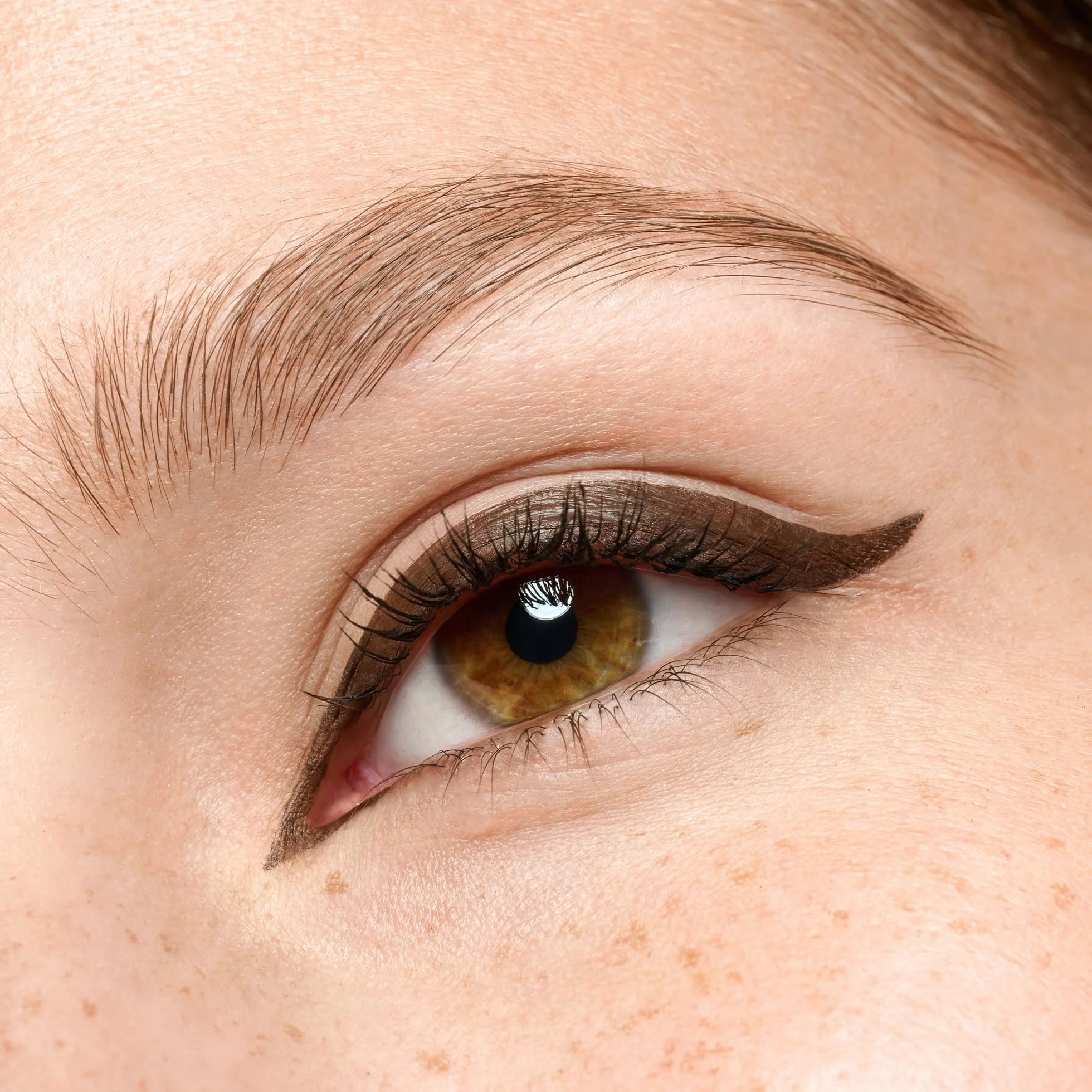 essence Eyeliner we flamastrze eyeliner pen extra long-lasting, długotrwały, konturowanie, intensywny kolor (1ml)
