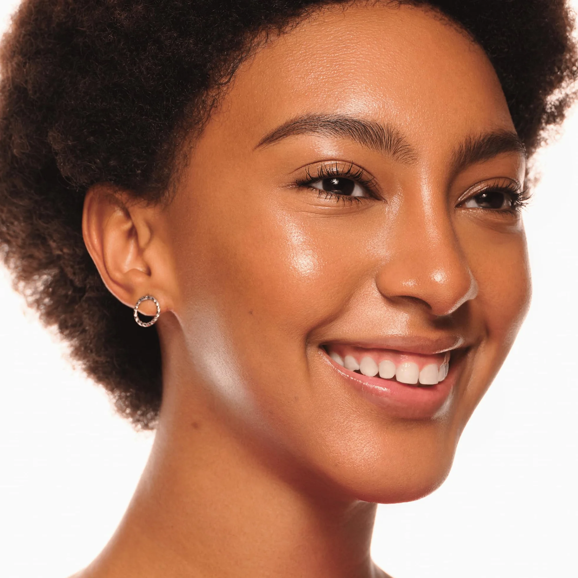 essence Połyskujący bronzer BABY GOT BRONZE, natychmiastowy wynik, naturalny, mieniący się (5.5g)