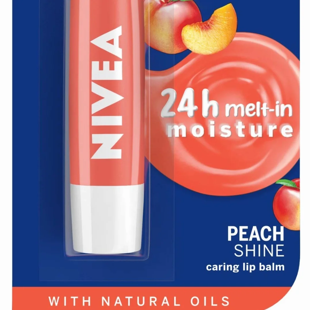NIVEA Peach Shine Nawilżająca pomadka do ust z masłem shea, pielegnującymi olejkami i witaminami 4,8 g