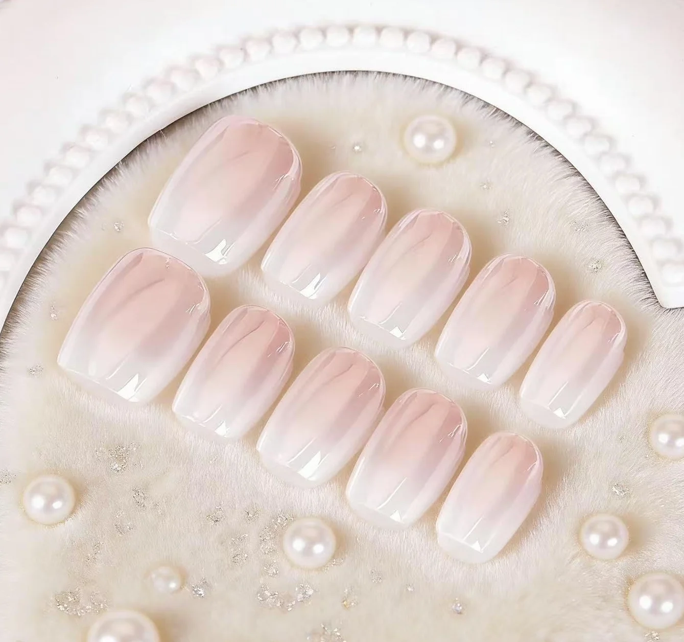 Hailey Bieber Donut Press on Nails krótkie kwadratowe różowe gradientowe białe chromowane paznokcie z klejem