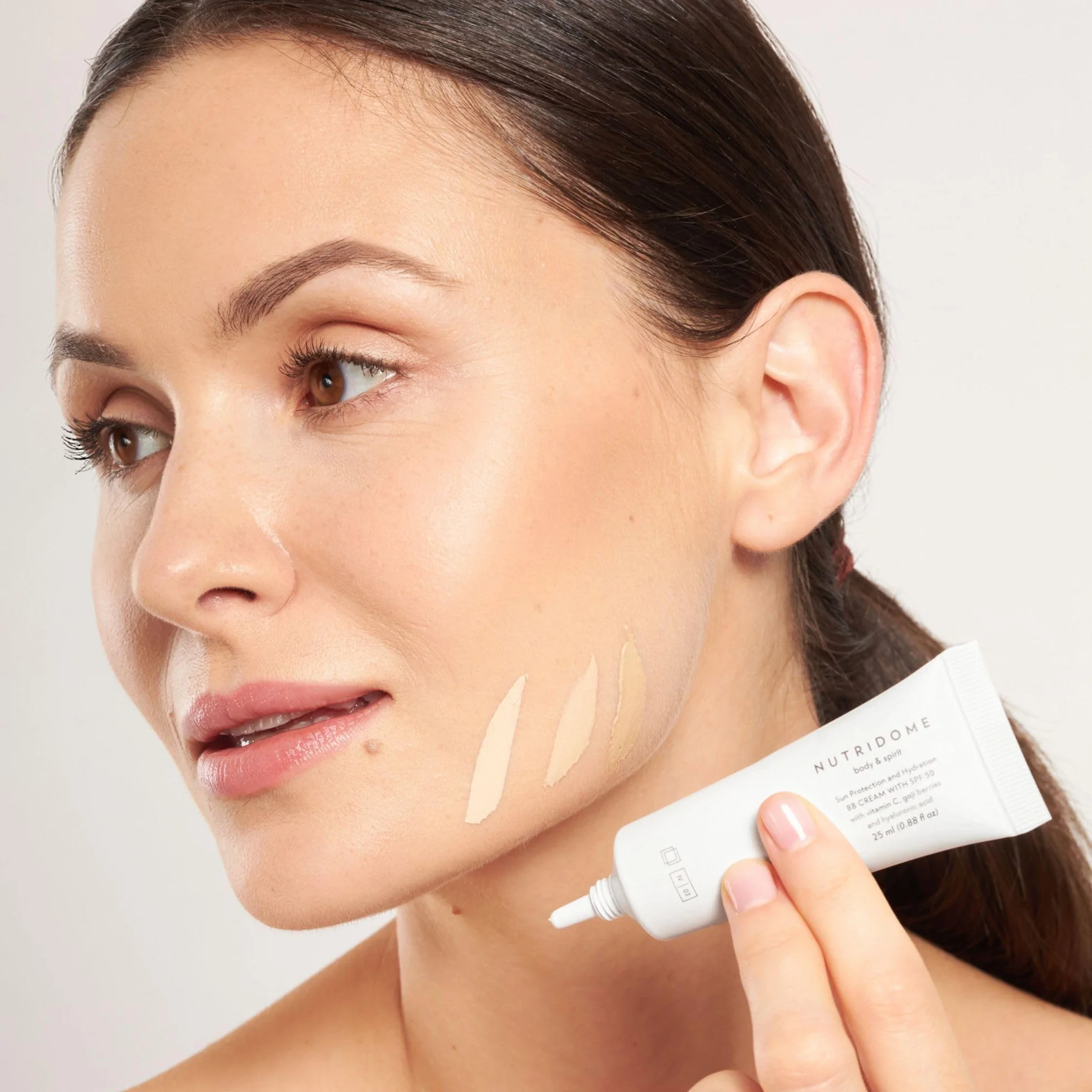 Nutridome | Krem do twarzy BB | SPF50 | Kwas hialuronowy | Wit. C | Skwalan | Oleje roślinne | Chroni przed UV | Kryje drobne niedoskonałości | Wyrównuje koloryt | Kolor: Ivory | 25 ml