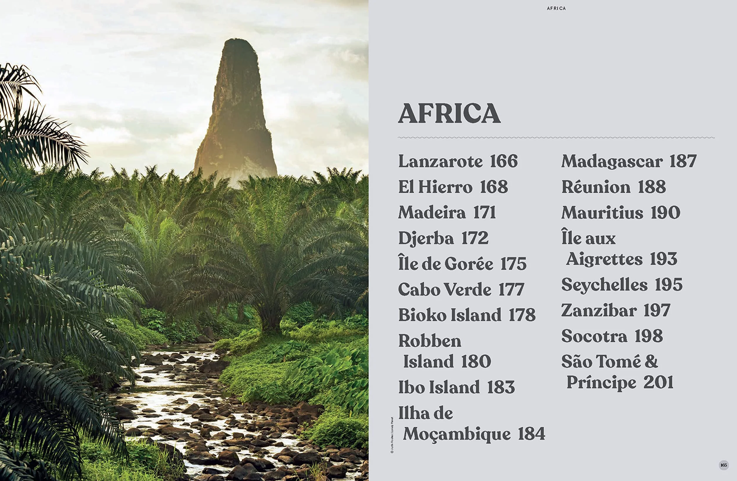 The Islands Book - 1ed - Anglais: 150 of the World's Most Enchanting Places | Tropical Paradises & Hidden Gems | More than 600 Beautiful Photographs | Recommended Experiences