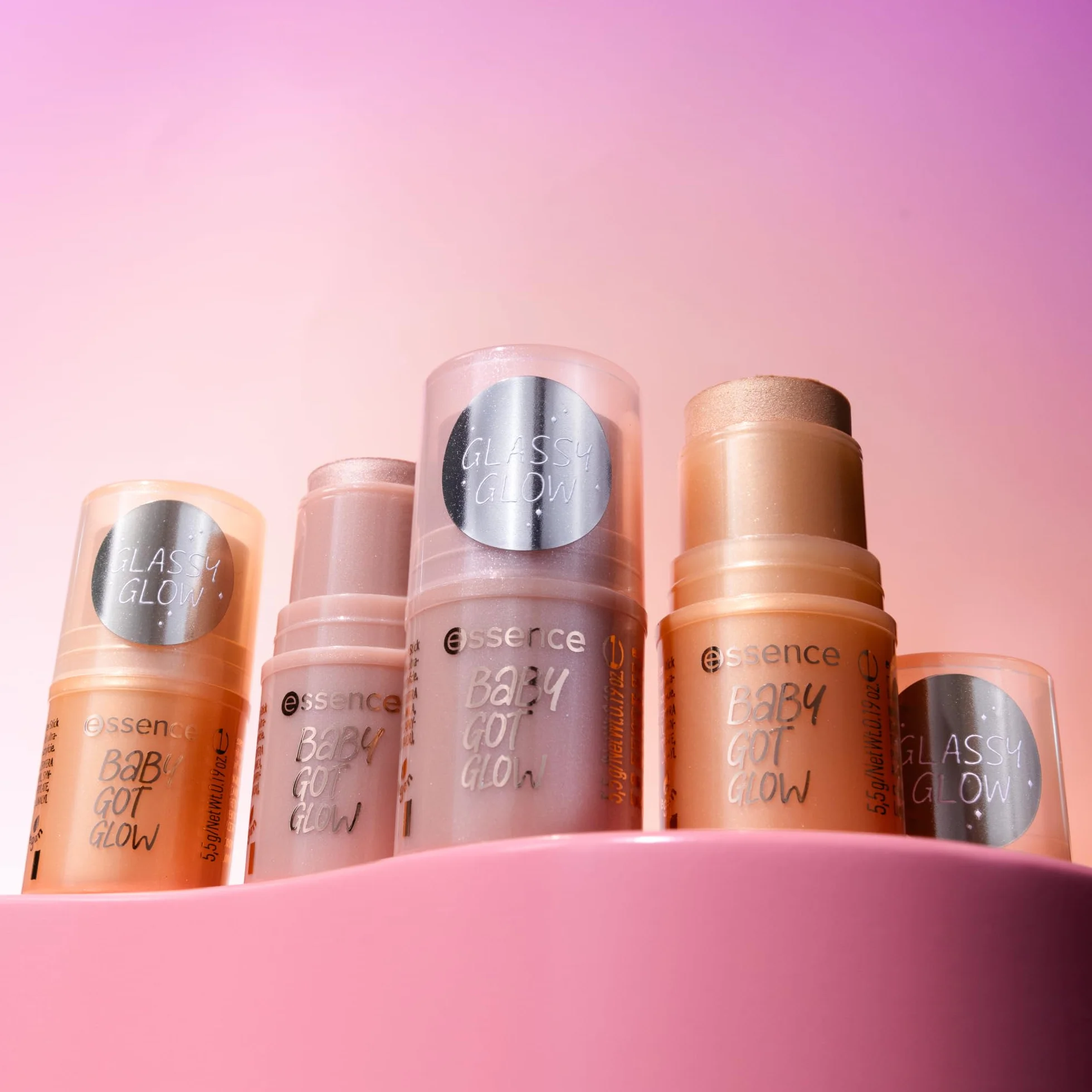 essence Rozświetlacz w sztyfcie BABY GOT GLOW, natychmiastowy wynik, błyszczący, świetlisty, mieniący się (5.5g)