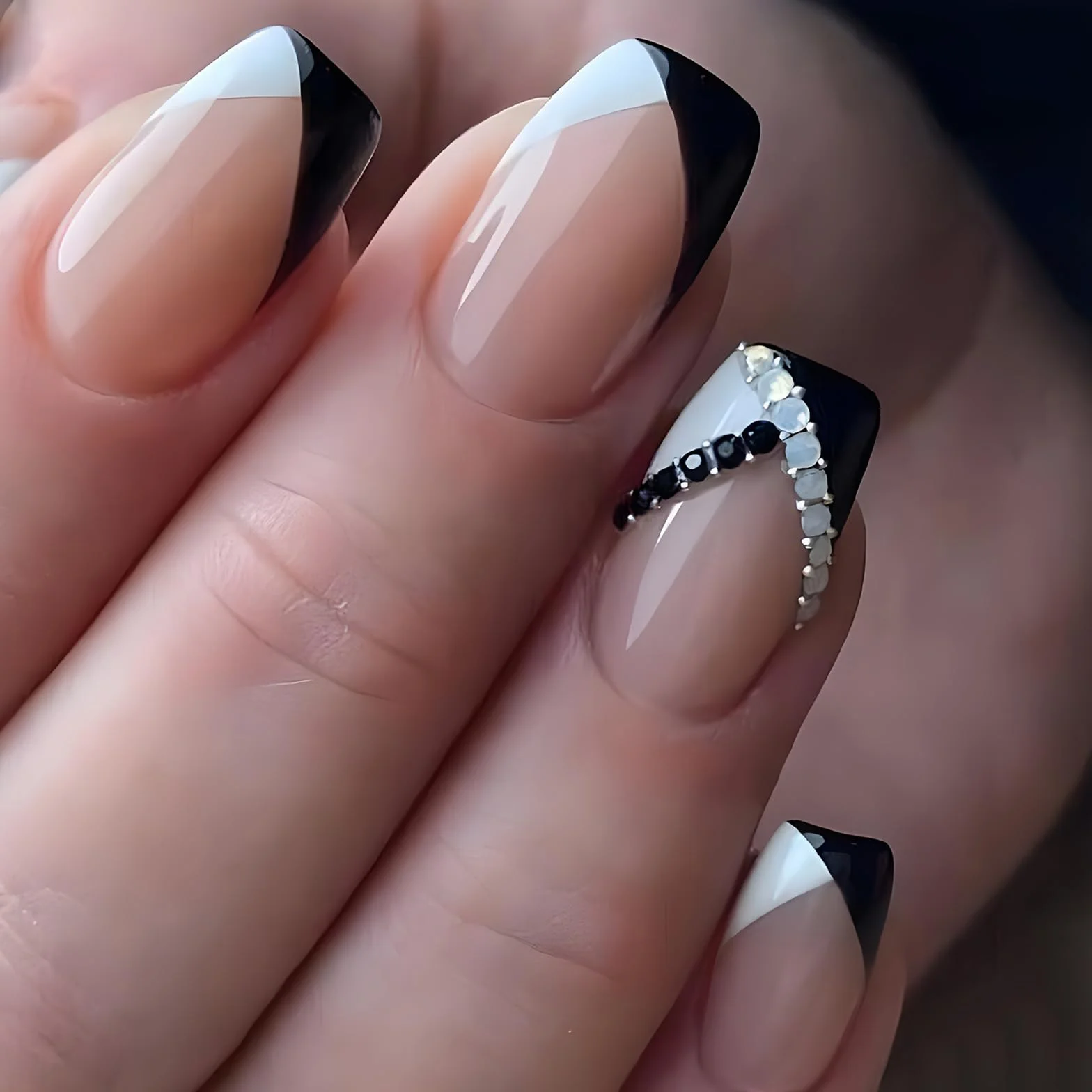 GlamRays 24 sztuki Press On Nails krótkie coffin kwadratowe sztuczne paznokcie z czarno-białymi francuskimi paznokciami z błyszczącymi sztucznymi paznokciami z klejem na paznokciach