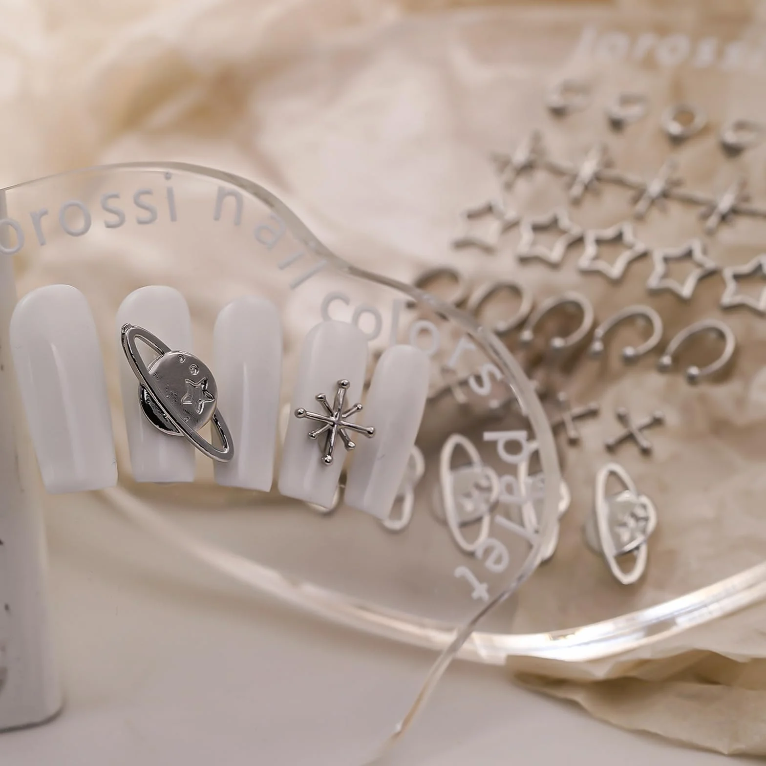 Charms do paznokci 110 sztuk Charms na paznokcie 3D srebrne Charms do paznokci W zestawie znajduje się 1 szczypce Dekoracje do paznokci Dostępne w 11 różnych stylach Nadaje się do dekoracji paznokci
