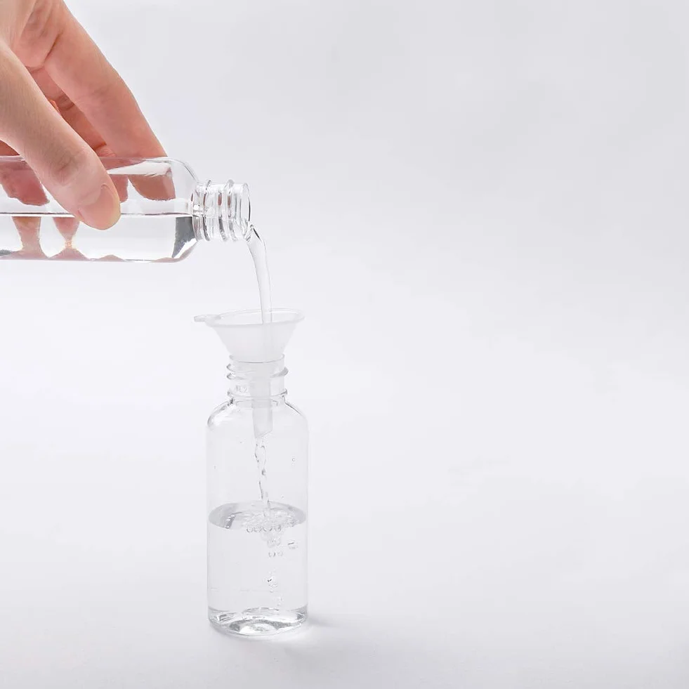 ILLUVA Mała butelka z rozpylaczem 100 ml, atomizer pusta, rozpylacz perfum, przenośny zestaw butelek podróżnych, z lejkiem, atomizerem (4 x 100 ml)