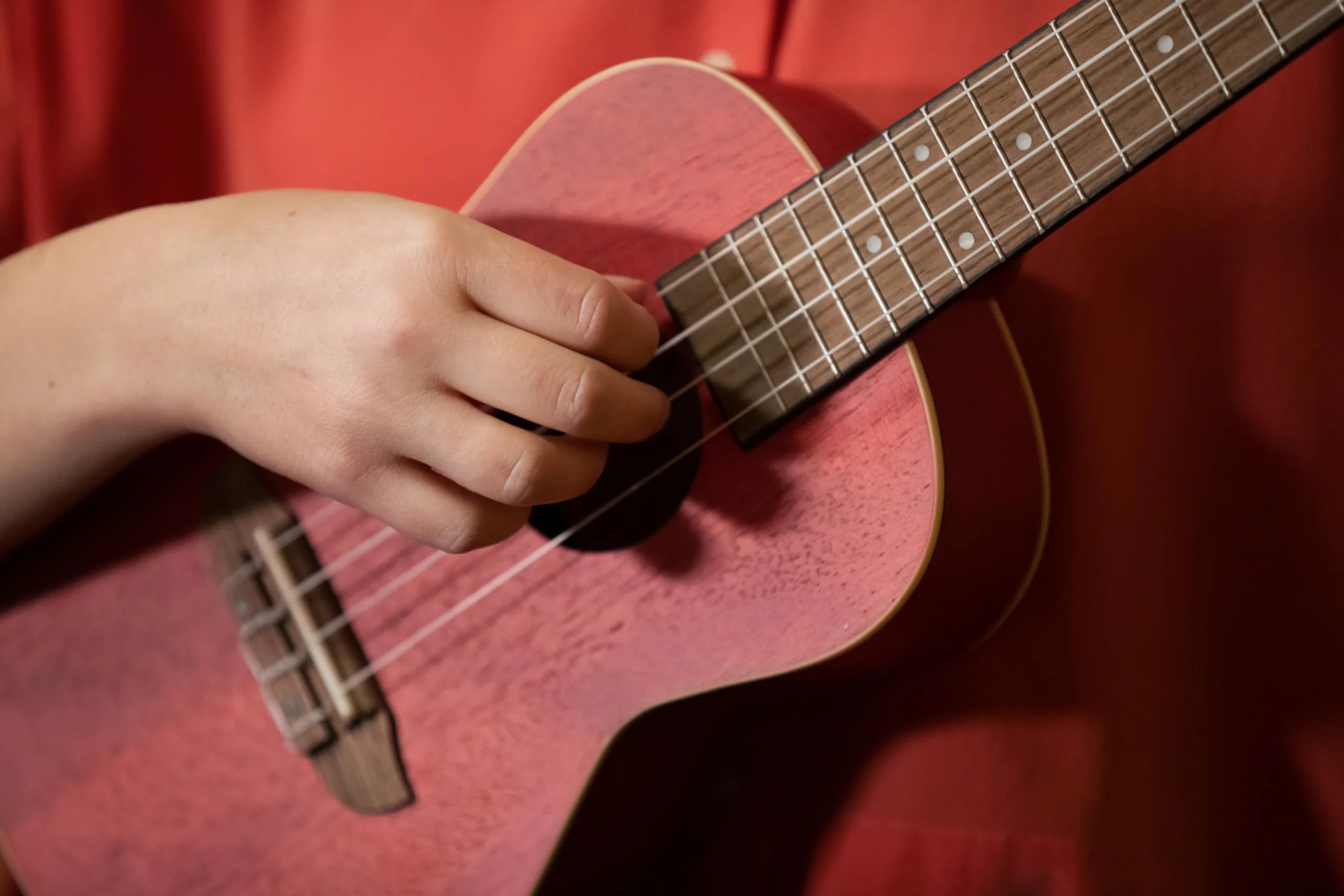 Ortega Guitars Akustyczne Ukulele Koncertowe – Seria Earth – Okoume, Kolor Czerwony (RUFIRE)
