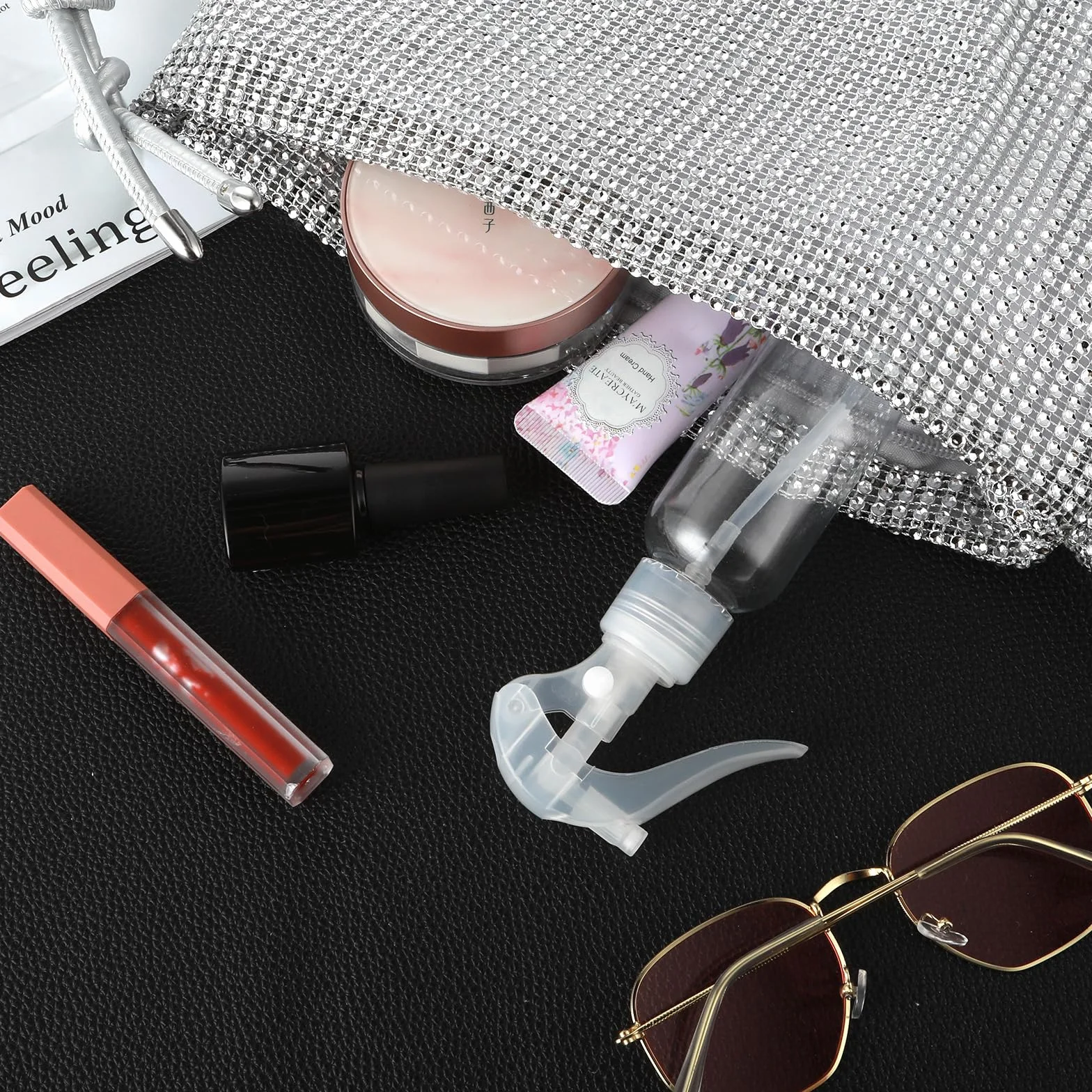 WLLHYF Zestaw 2 małych butelek z rozpylaczem 100 ml, z tworzywa sztucznego, przezroczyste, puste butelki podróżne, delikatna mgiełka, pojemnik na płyn do salonów, olejki eteryczne