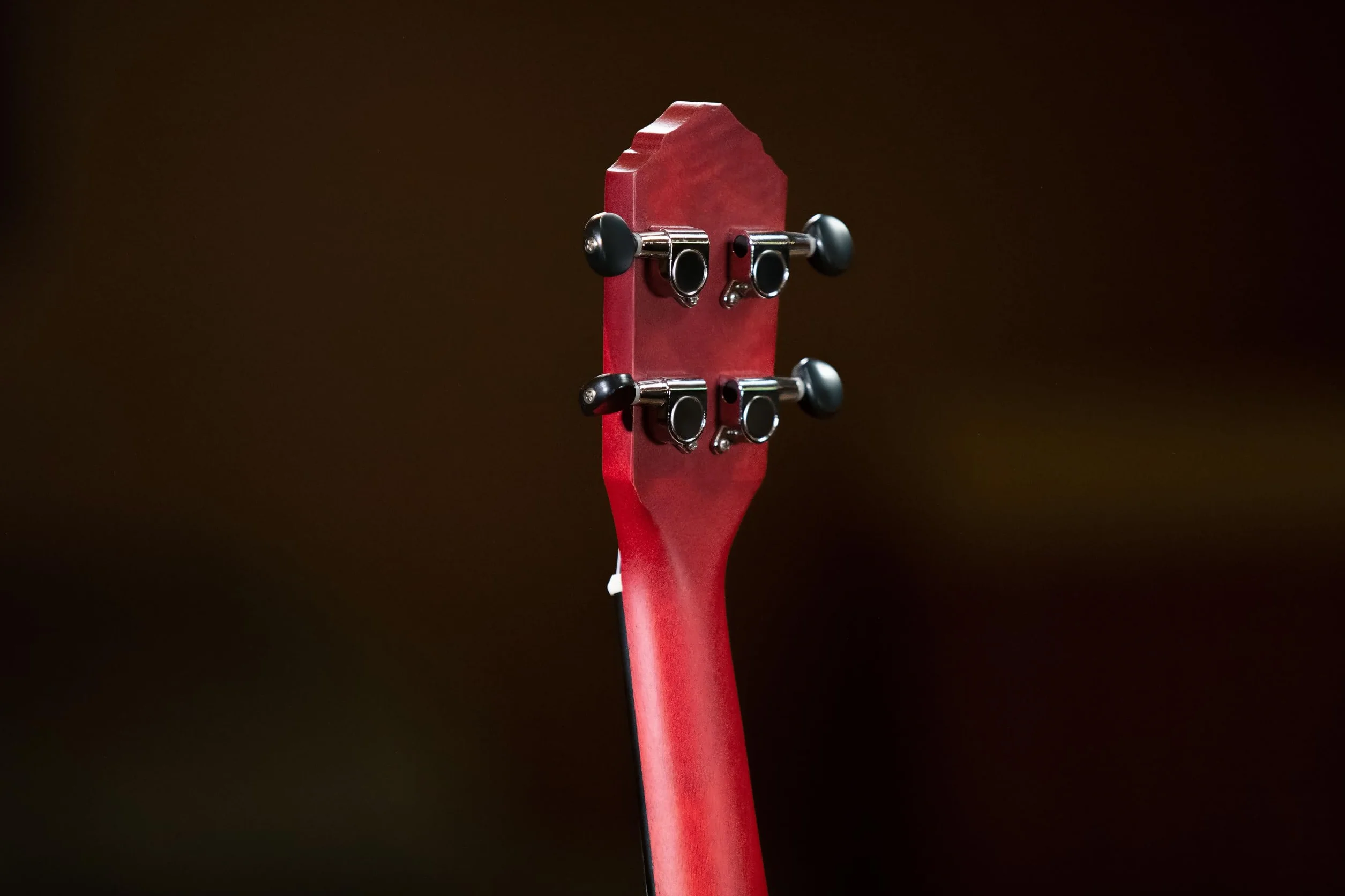 Ortega Guitars Akustyczne Ukulele Koncertowe – Seria Earth – Okoume, Kolor Czerwony (RUFIRE)
