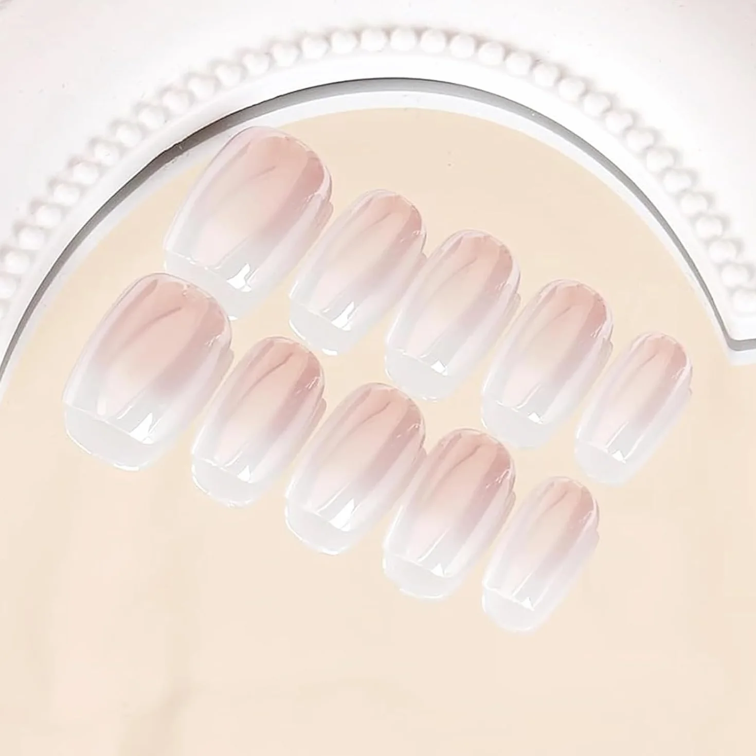 Hailey Bieber Donut Press on Nails krótkie kwadratowe różowe gradientowe białe chromowane paznokcie z klejem