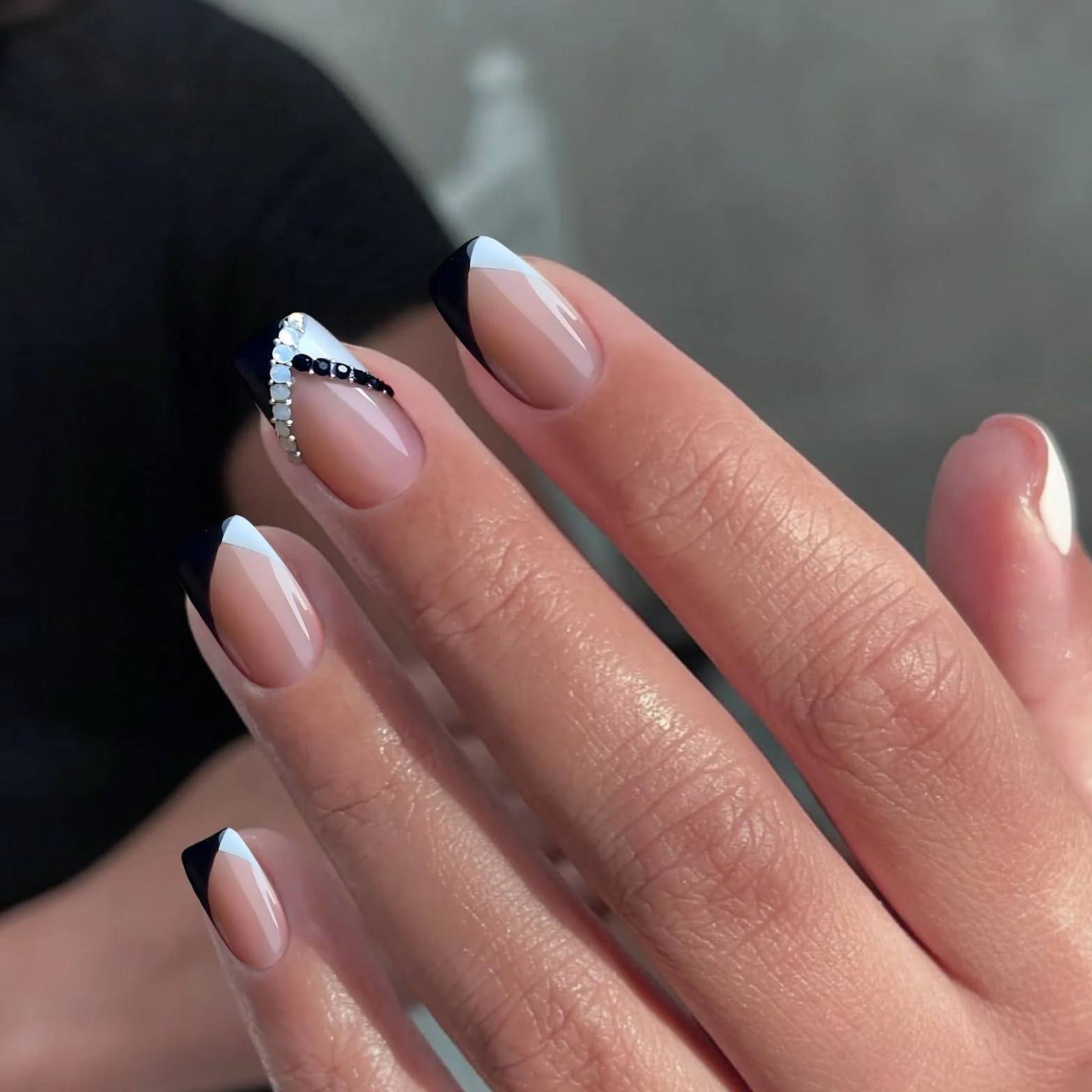 GlamRays 24 sztuki Press On Nails krótkie coffin kwadratowe sztuczne paznokcie z czarno-białymi francuskimi paznokciami z błyszczącymi sztucznymi paznokciami z klejem na paznokciach