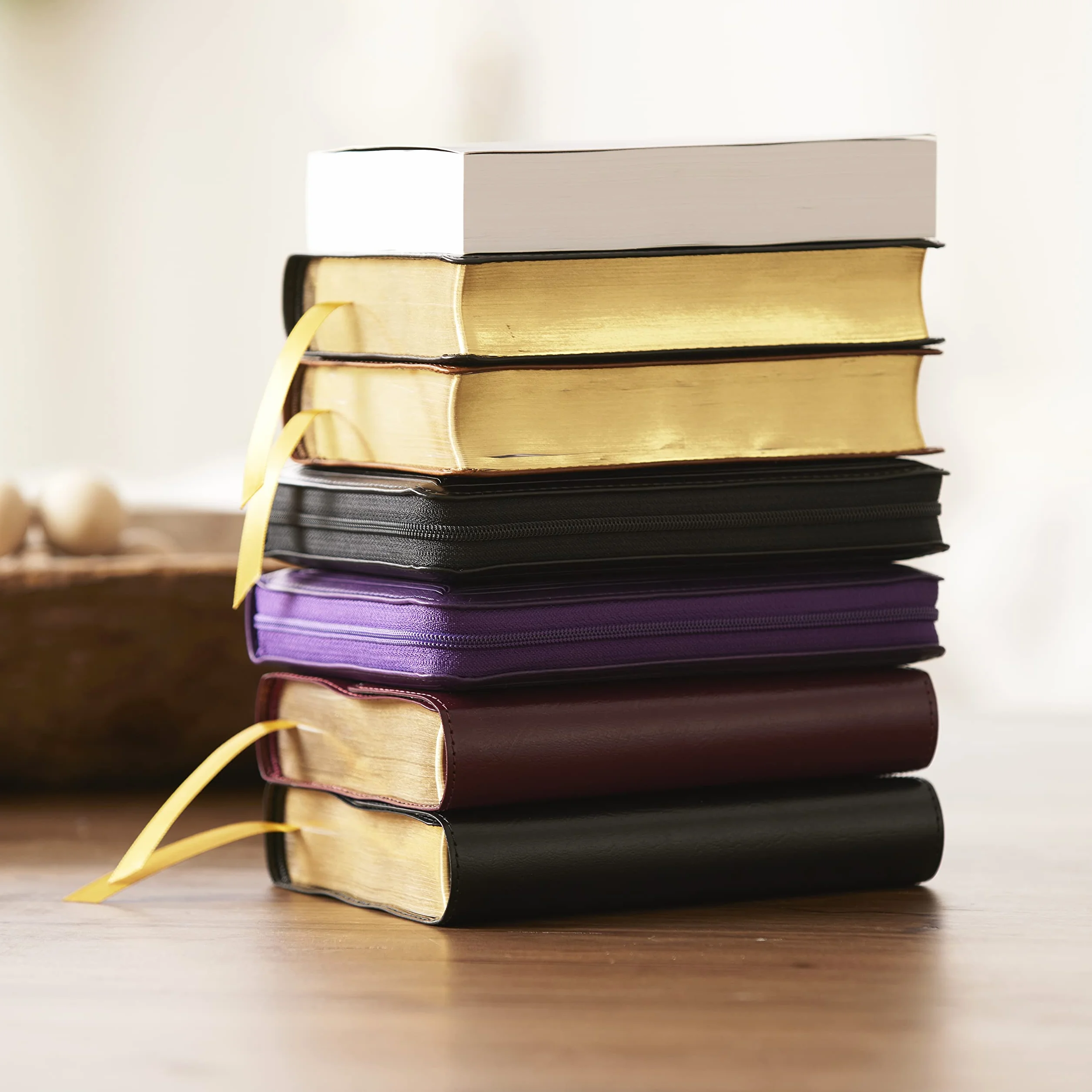 KJV Holy Bible: Compact with 43,000 Cross References, Black Leathersoft with Zipper, Red Letter, Comfort Print: King James Version: Holy Bible, King James Version