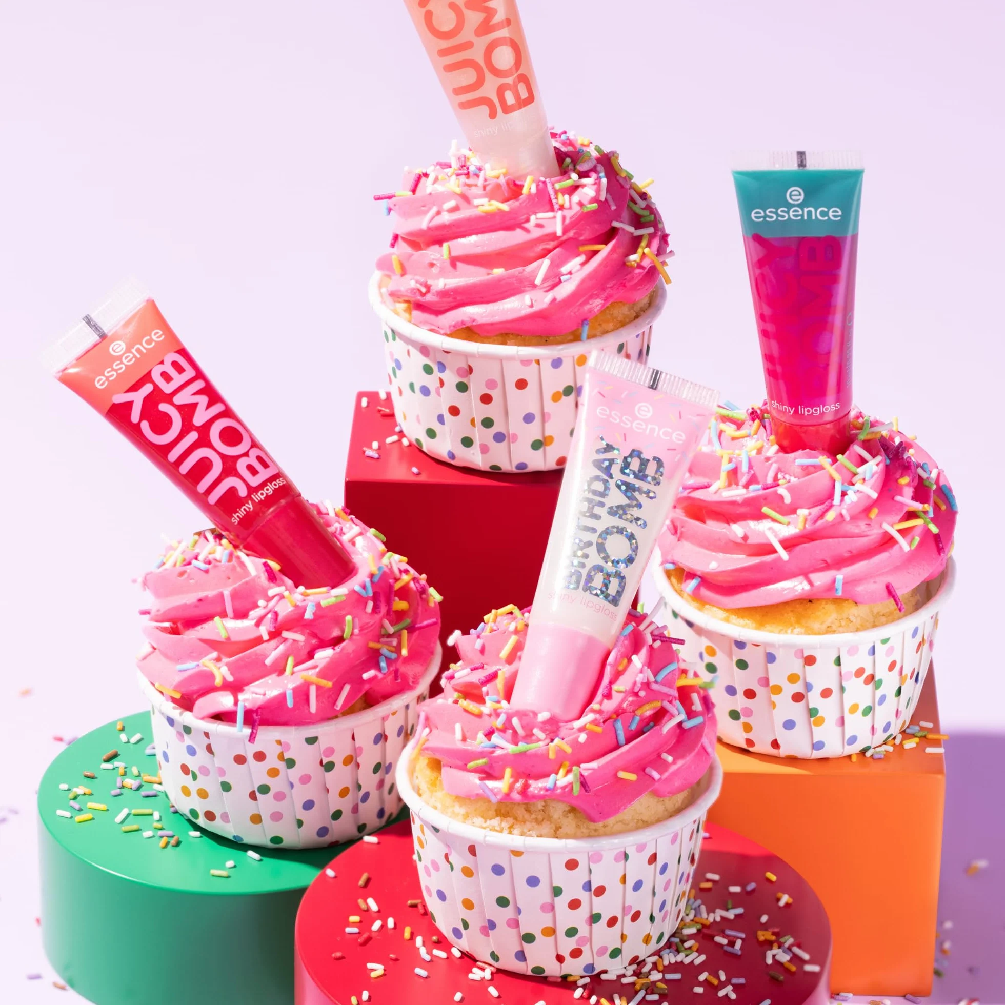 essence Lśniący błyszczyk do ust BIRTHDAY BOMB, naturalny, błyszczący, zroszony, mieniący się (10ml)