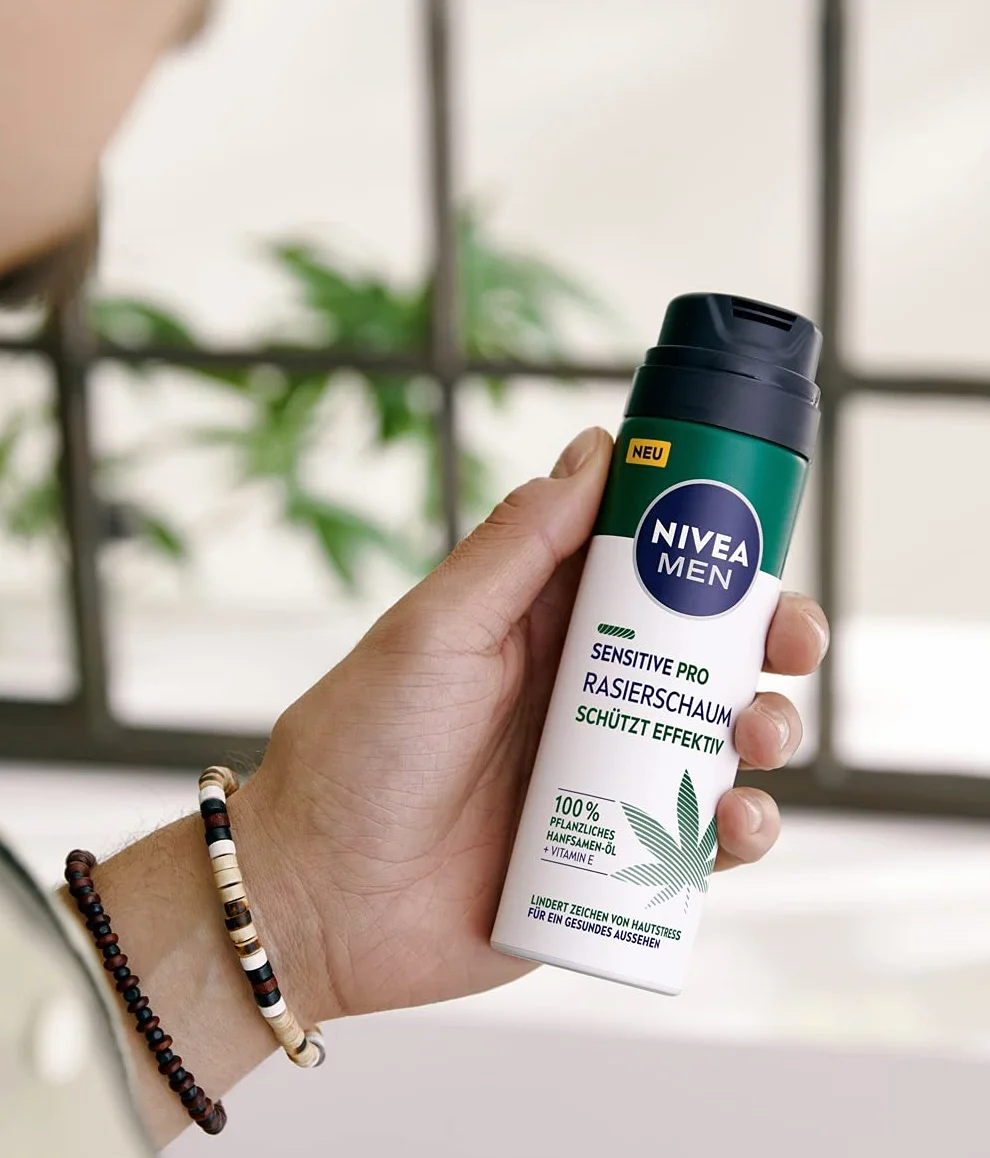 NIVEA MEN Sensitive Pro pianka do golenia (200 ml), delikatna pianka do golenia z olejkiem z nasion konopi i witaminą E, ochrona przed podrażnieniami skóry, zapewnia delikatne i gładkie golenie