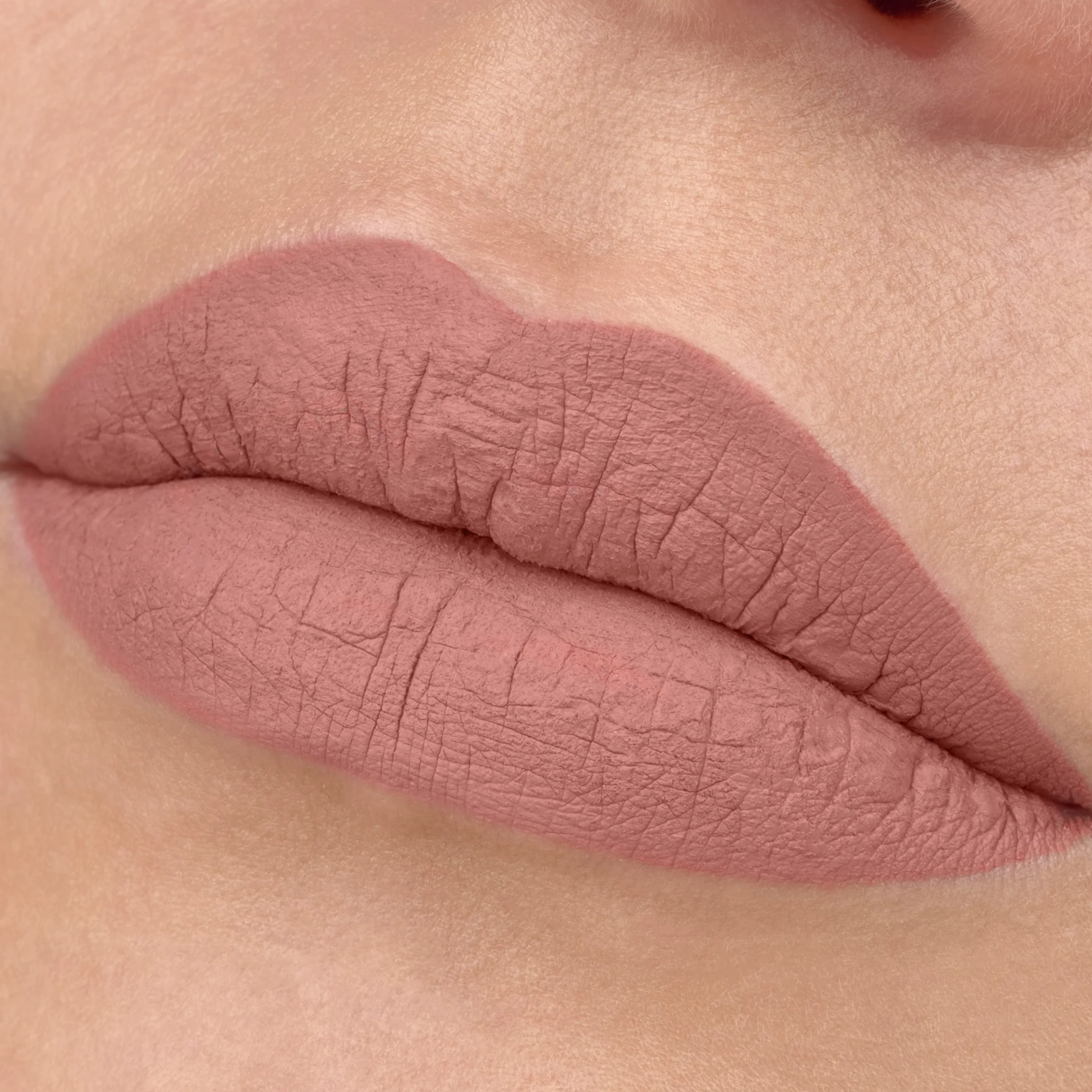 essence Pomadka w płynie 8h Matte, długotrwały, matujący, szybkoschnący, matowy (2.5ml)