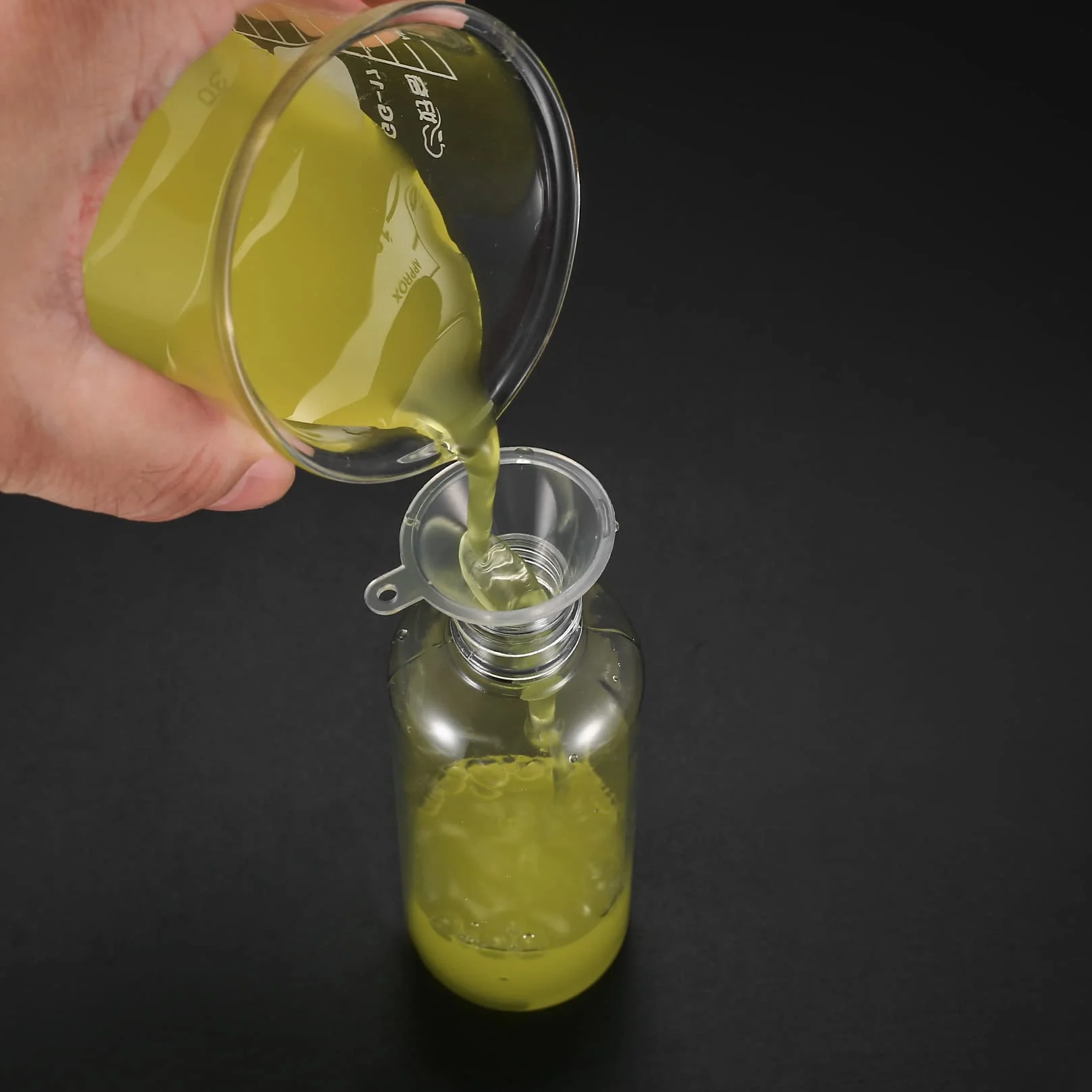 Zestaw podróżnych butelek 100ml plastikowe z 2 dyszami i 2 lejkami