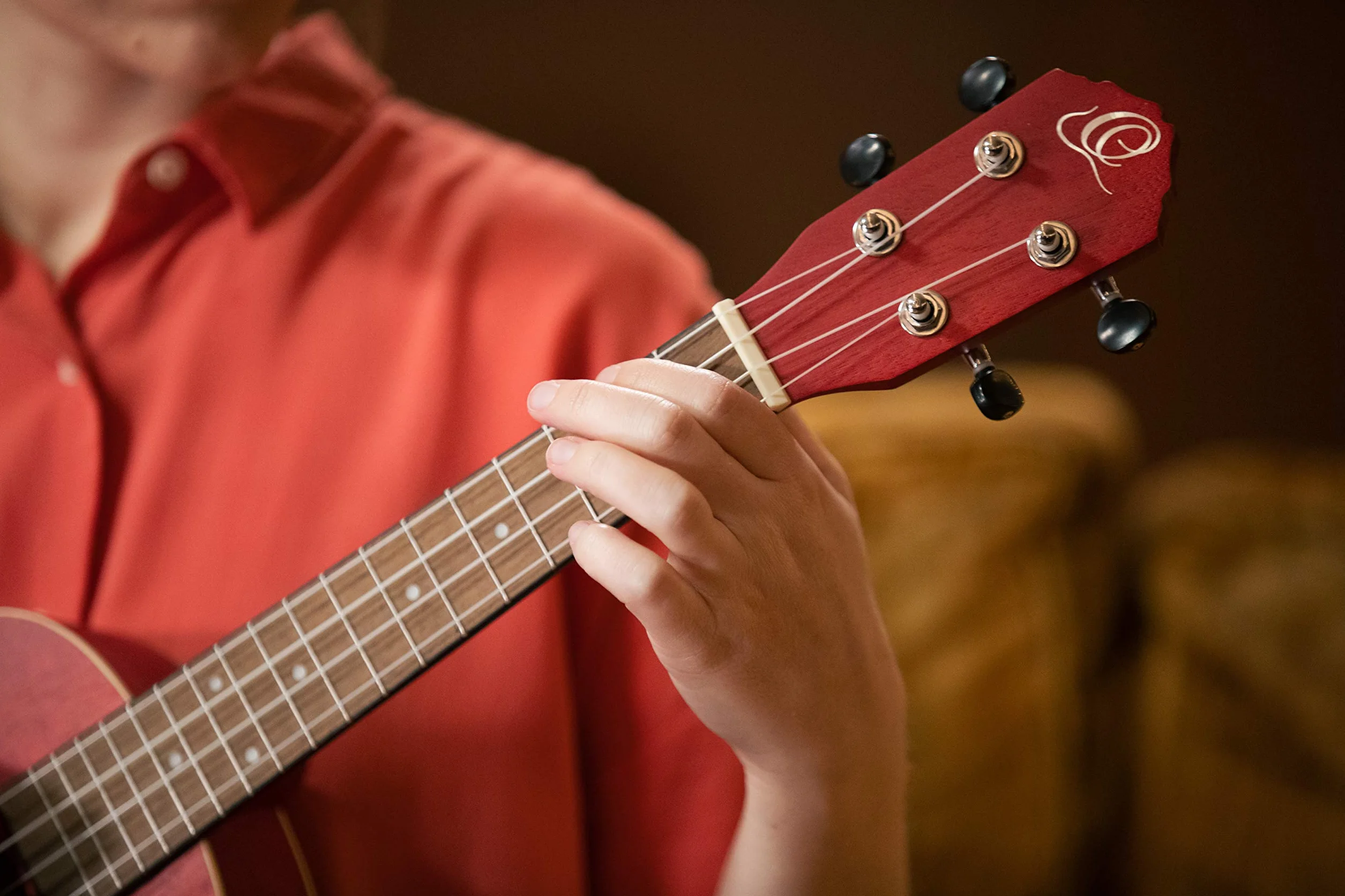 Ortega Guitars Akustyczne Ukulele Koncertowe – Seria Earth – Okoume, Kolor Czerwony (RUFIRE)
