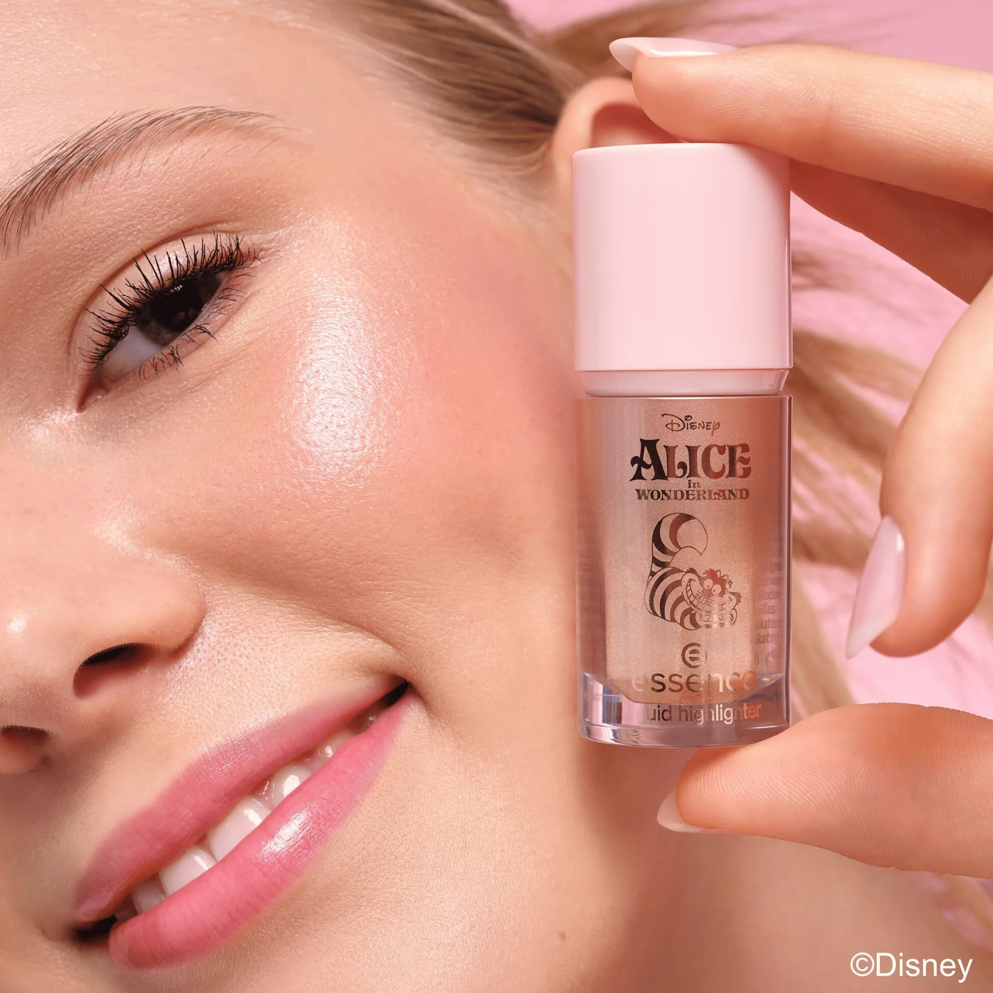 essence Rozświetlacz w płynie Disney Alice in Wonderland liquid highlighter 4ml