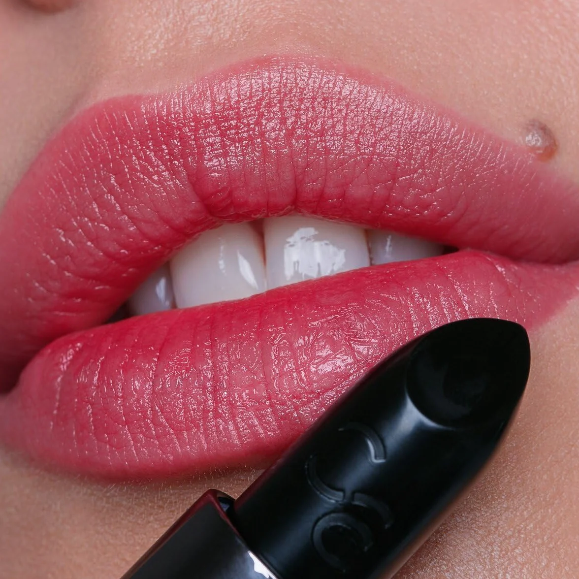 Catrice Lśniący balsam do ust Dark Ruby, nawilżanie, opieka, dostosowanie koloru, intensywny kolor (3.5g)