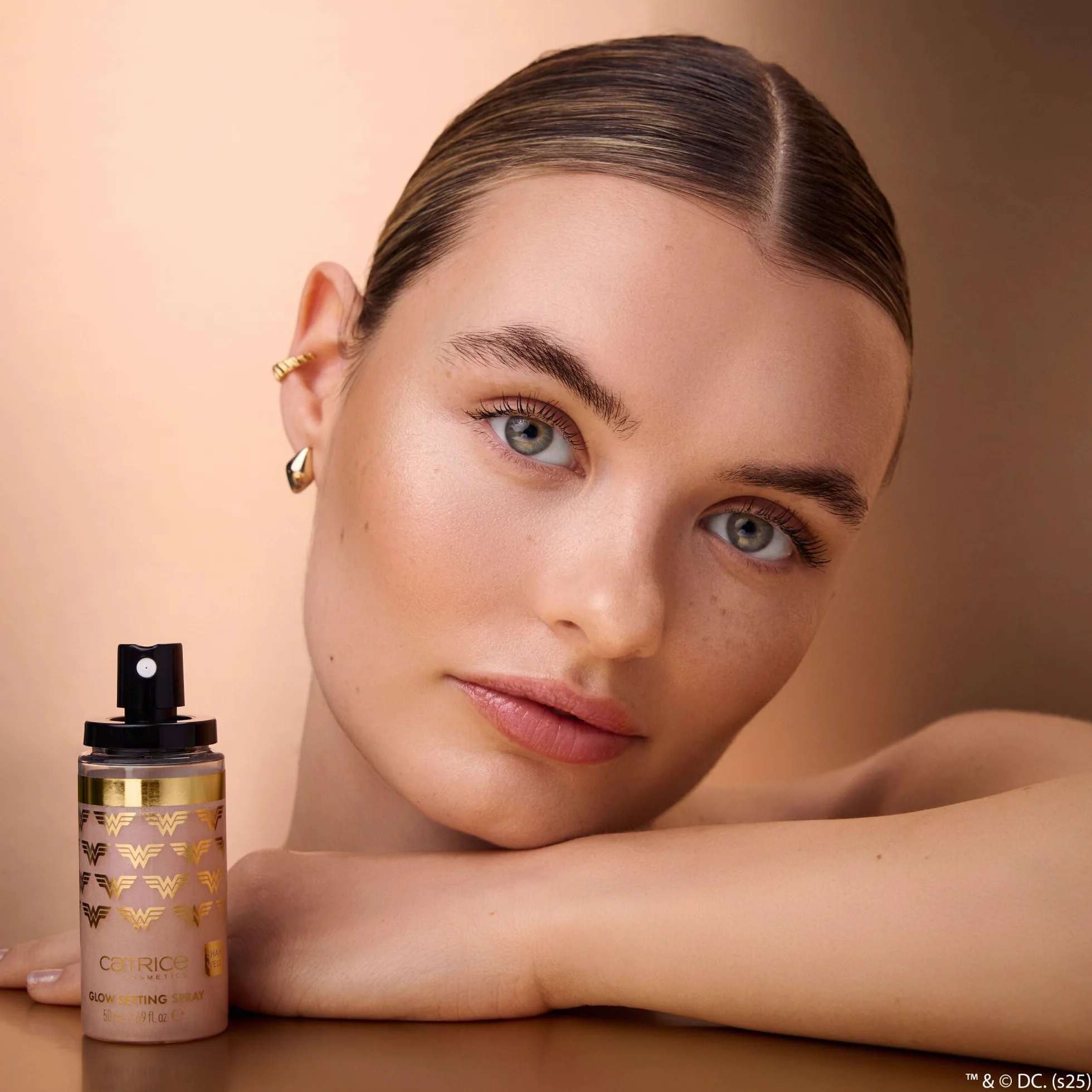 Catrice Rozświetlający spray utrwalający makijaż Wonder Woman, naturalny, błyszczący, świetlisty, zroszony (50ml)