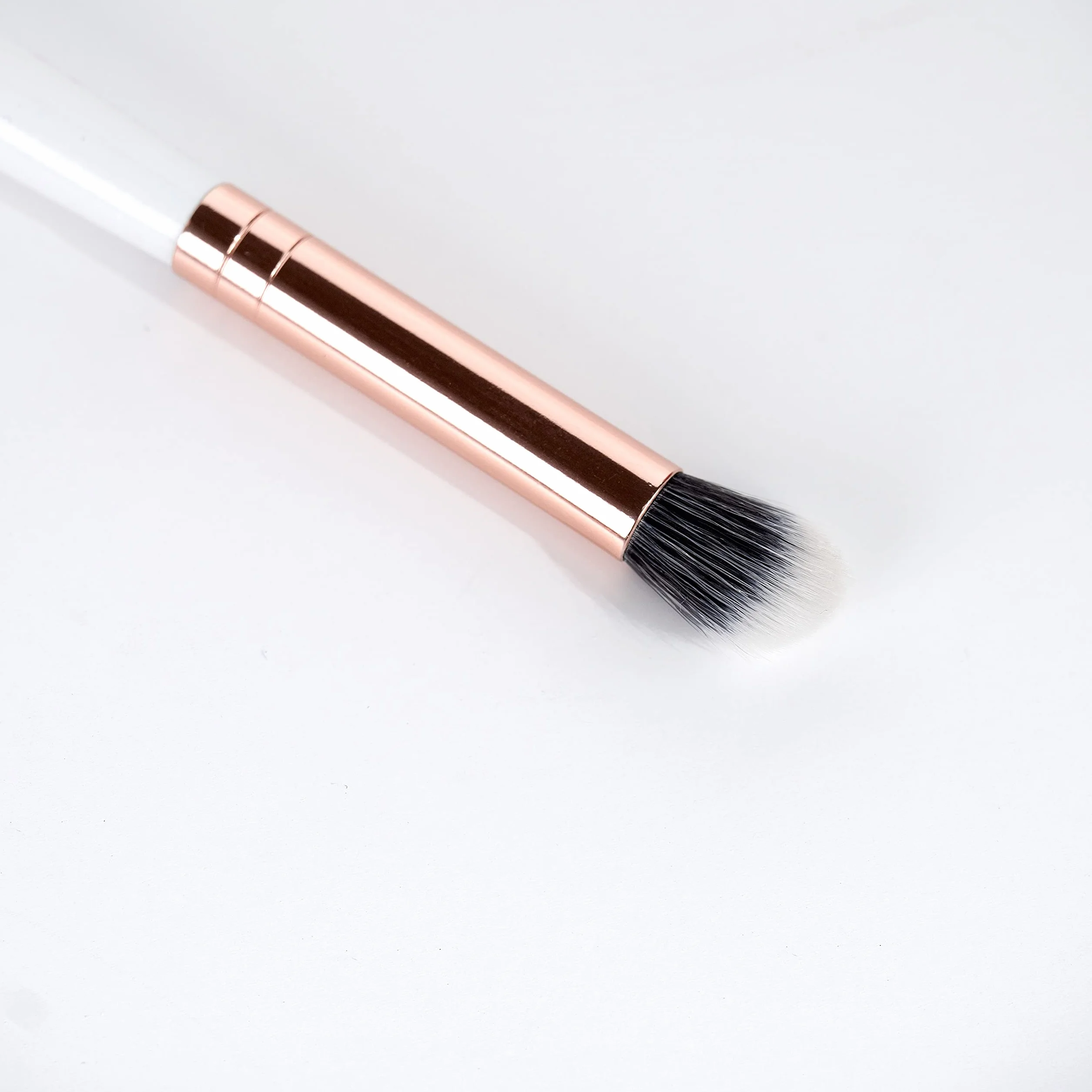 Brushworks Highlight & Contour Brush pędzel 100 g