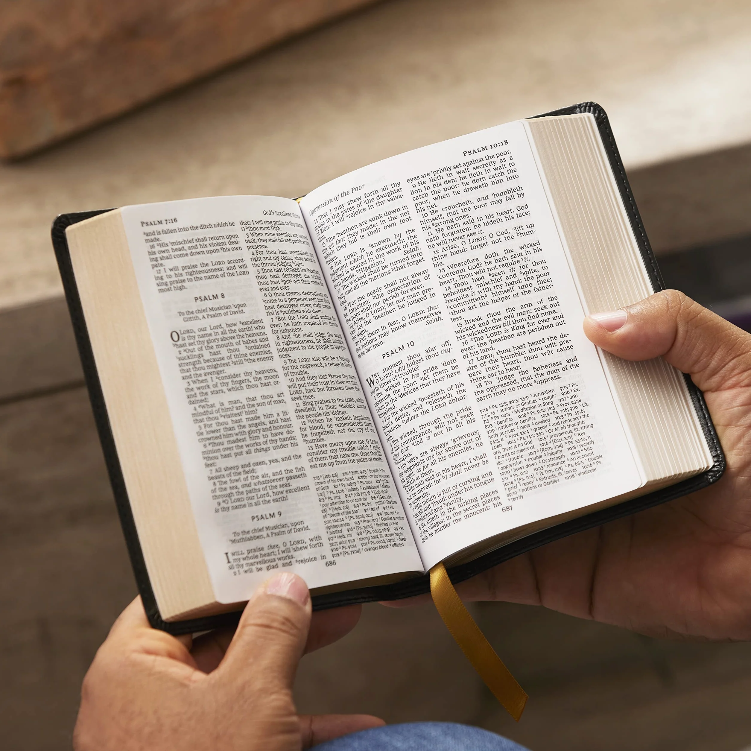 KJV Holy Bible: Compact with 43,000 Cross References, Black Leathersoft with Zipper, Red Letter, Comfort Print: King James Version: Holy Bible, King James Version