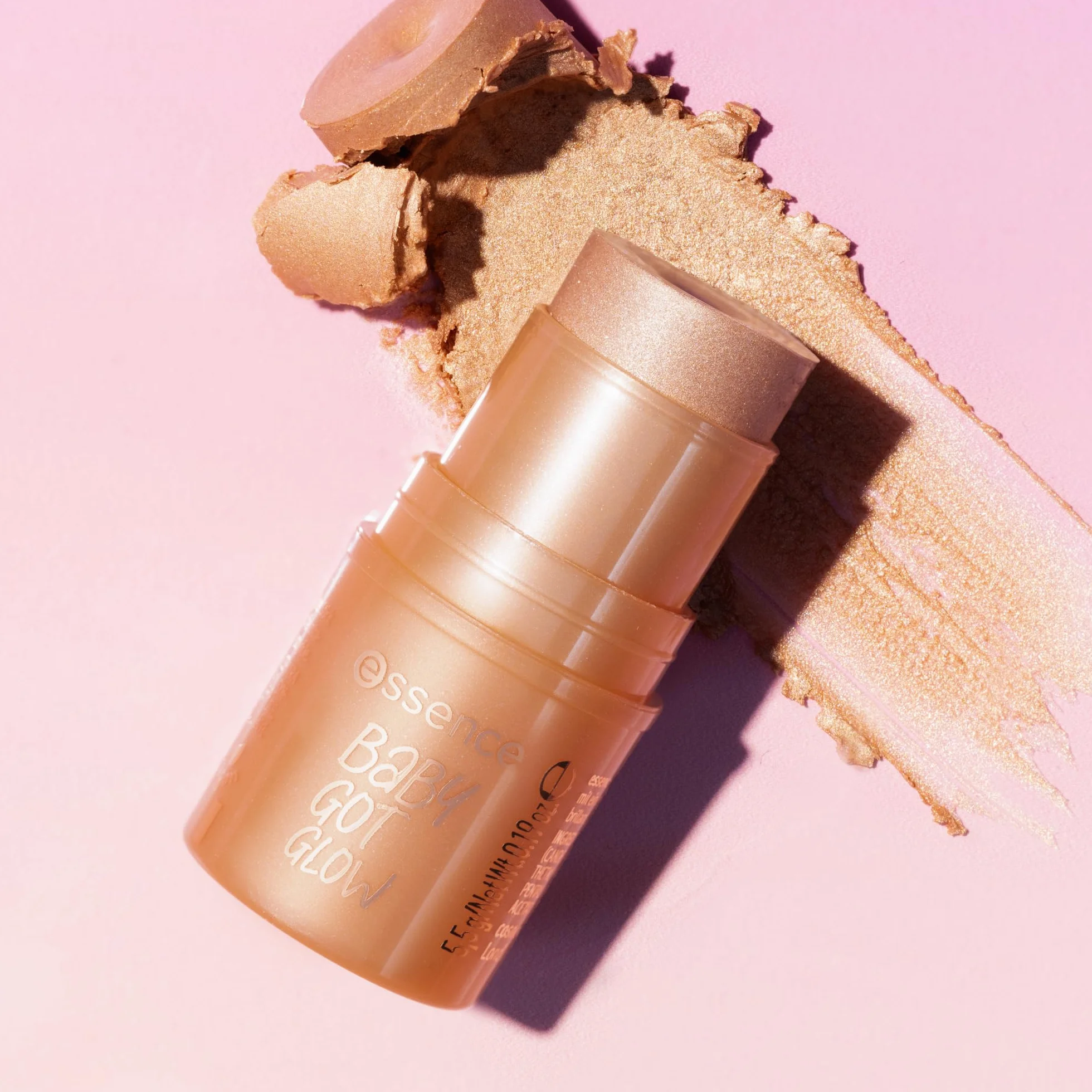 essence Rozświetlacz w sztyfcie BABY GOT GLOW, natychmiastowy wynik, błyszczący, świetlisty, mieniący się (5.5g)