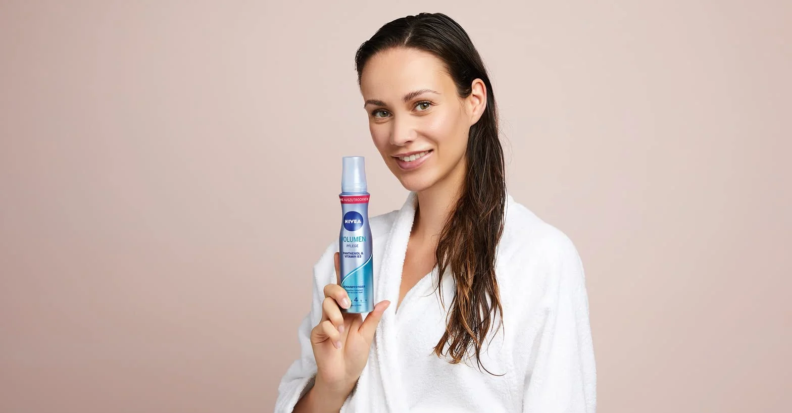 NIVEA Pianka do włosów z ochroną przed wysoką temperaturą, pantenol i witamina B3, utrwalająca objętość włosów dla widocznej większej objętości (poziom utrzymania 4), mus do stylizacji (150 ml)