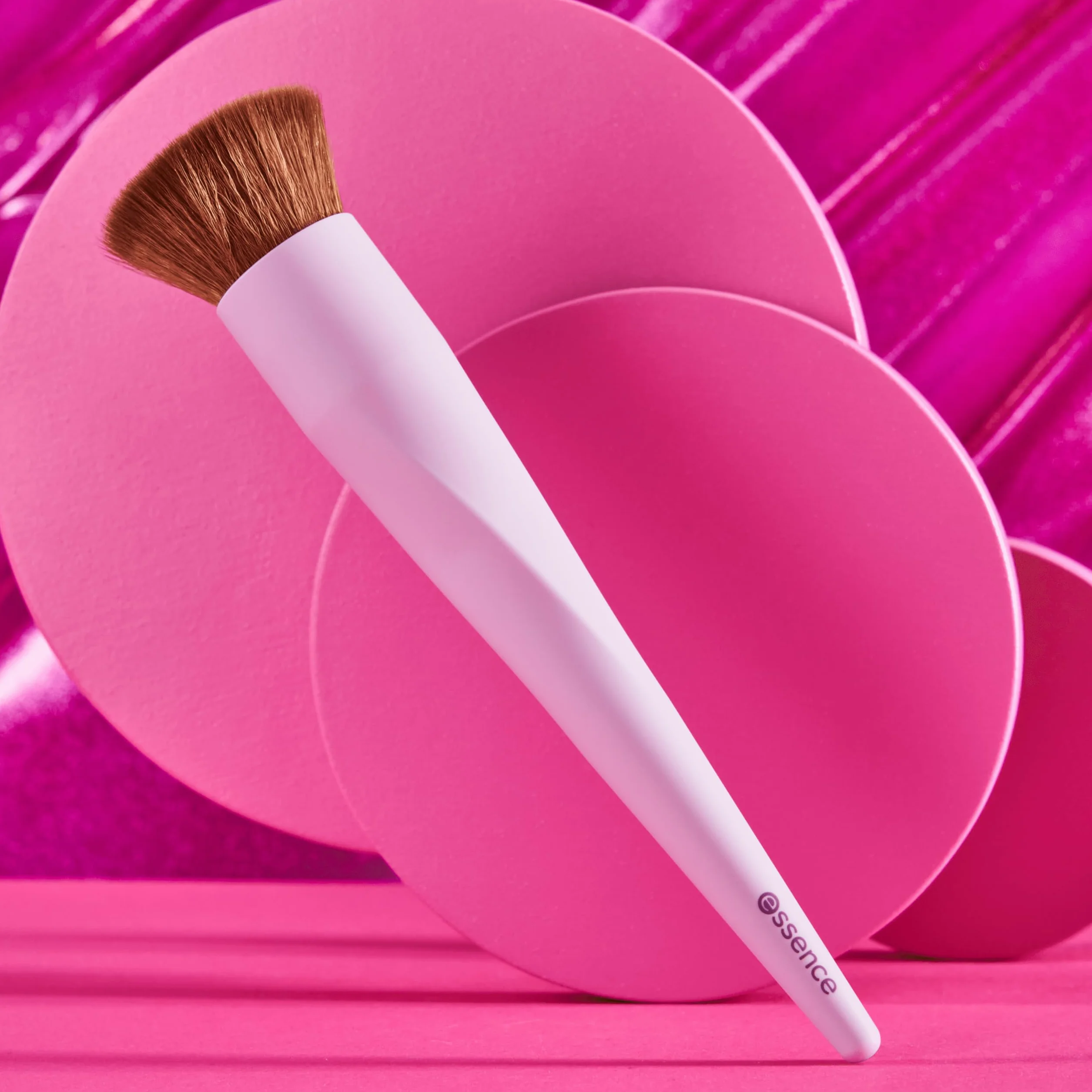essence Pędzel do makijażu typu buffer brush