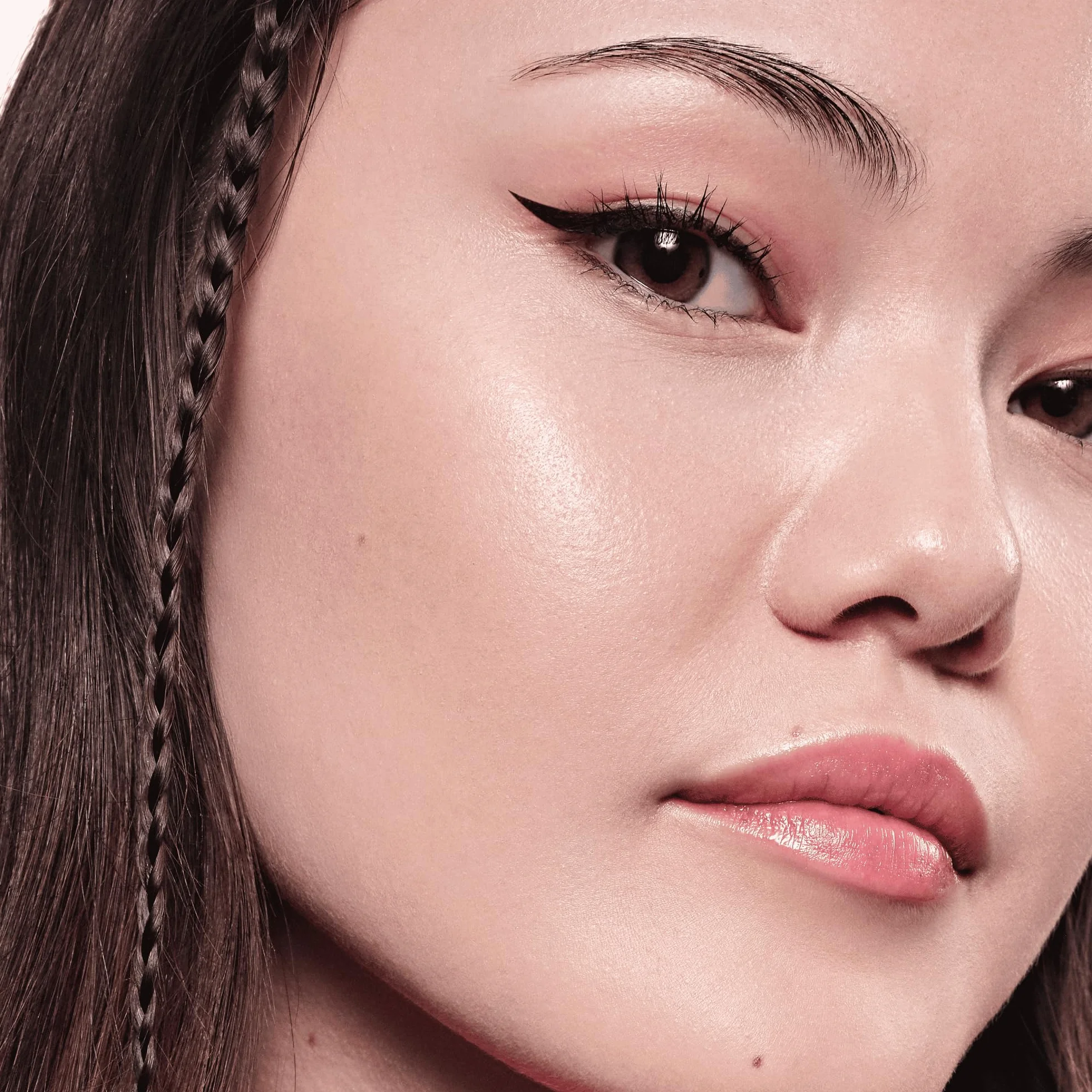 essence Eyeliner we flamastrze eyeliner pen extra long-lasting, długotrwały, konturowanie, intensywny kolor (1ml)