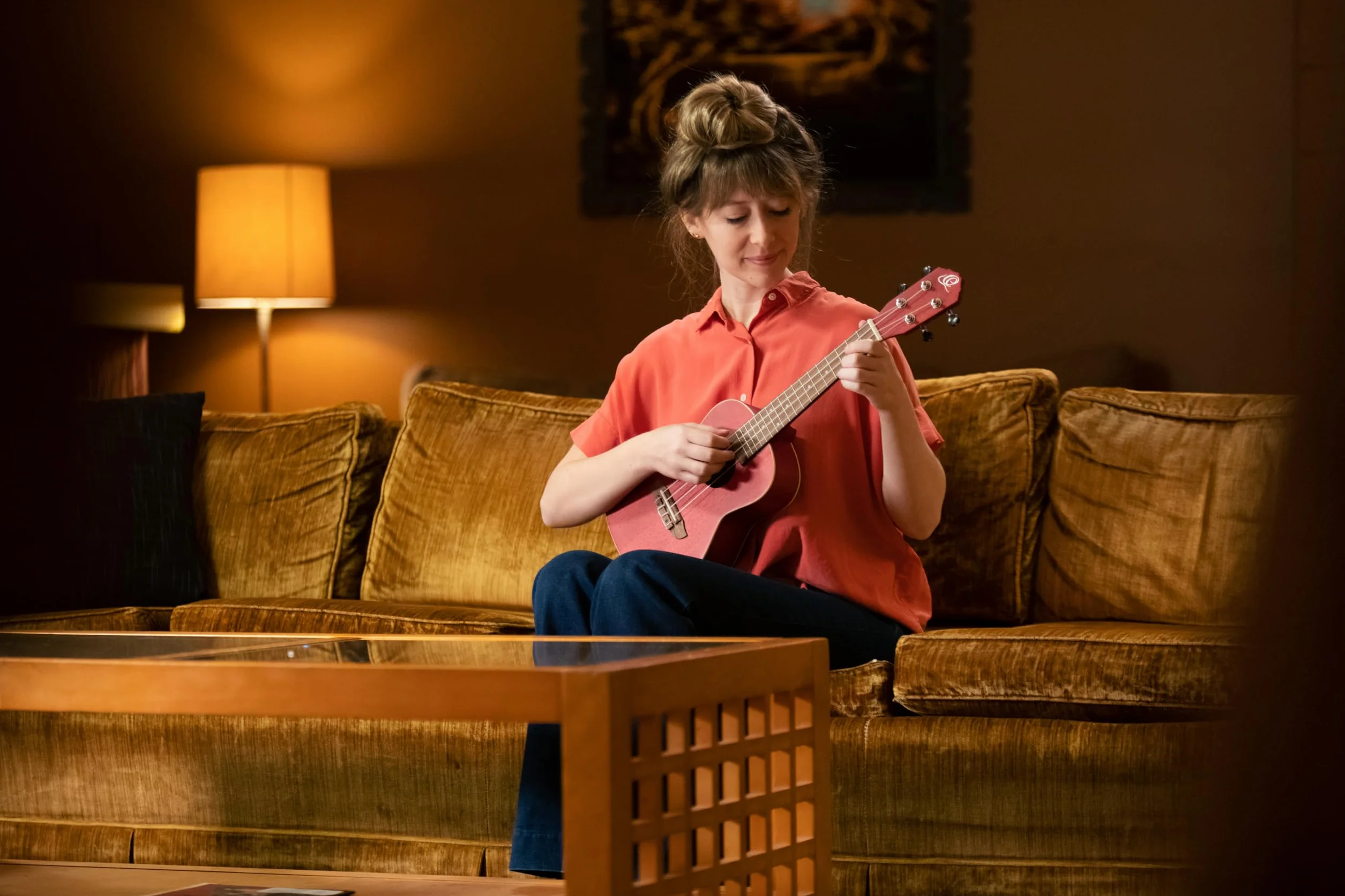 Ortega Guitars Akustyczne Ukulele Koncertowe – Seria Earth – Okoume, Kolor Czerwony (RUFIRE)