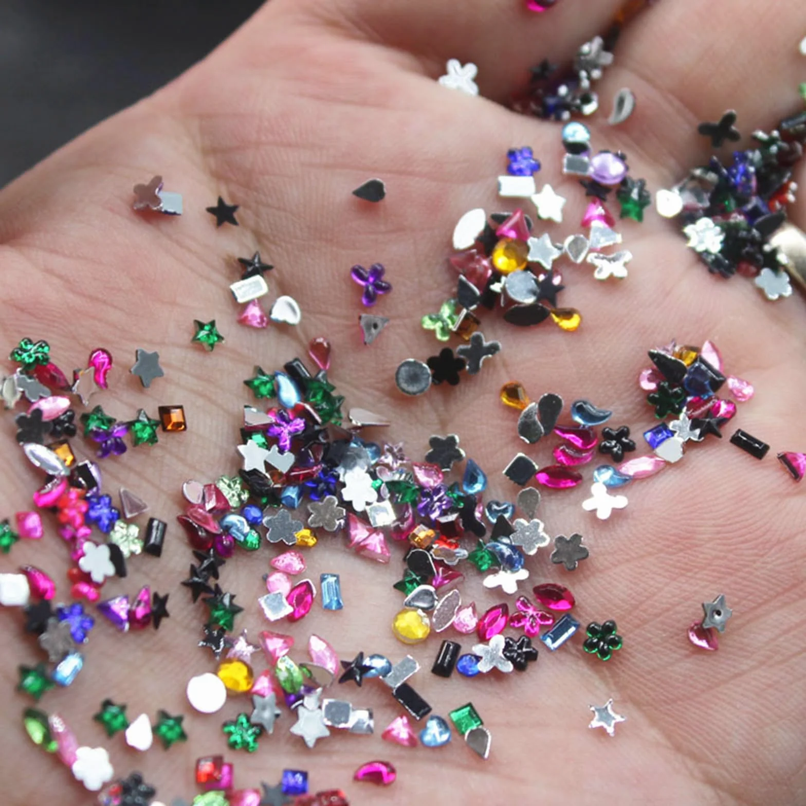 BelleVive 2000 sztuk kolorowych zawieszek ze strasu do zdobienia paznokci 3D mini serce gwiazda kwiat diamenty