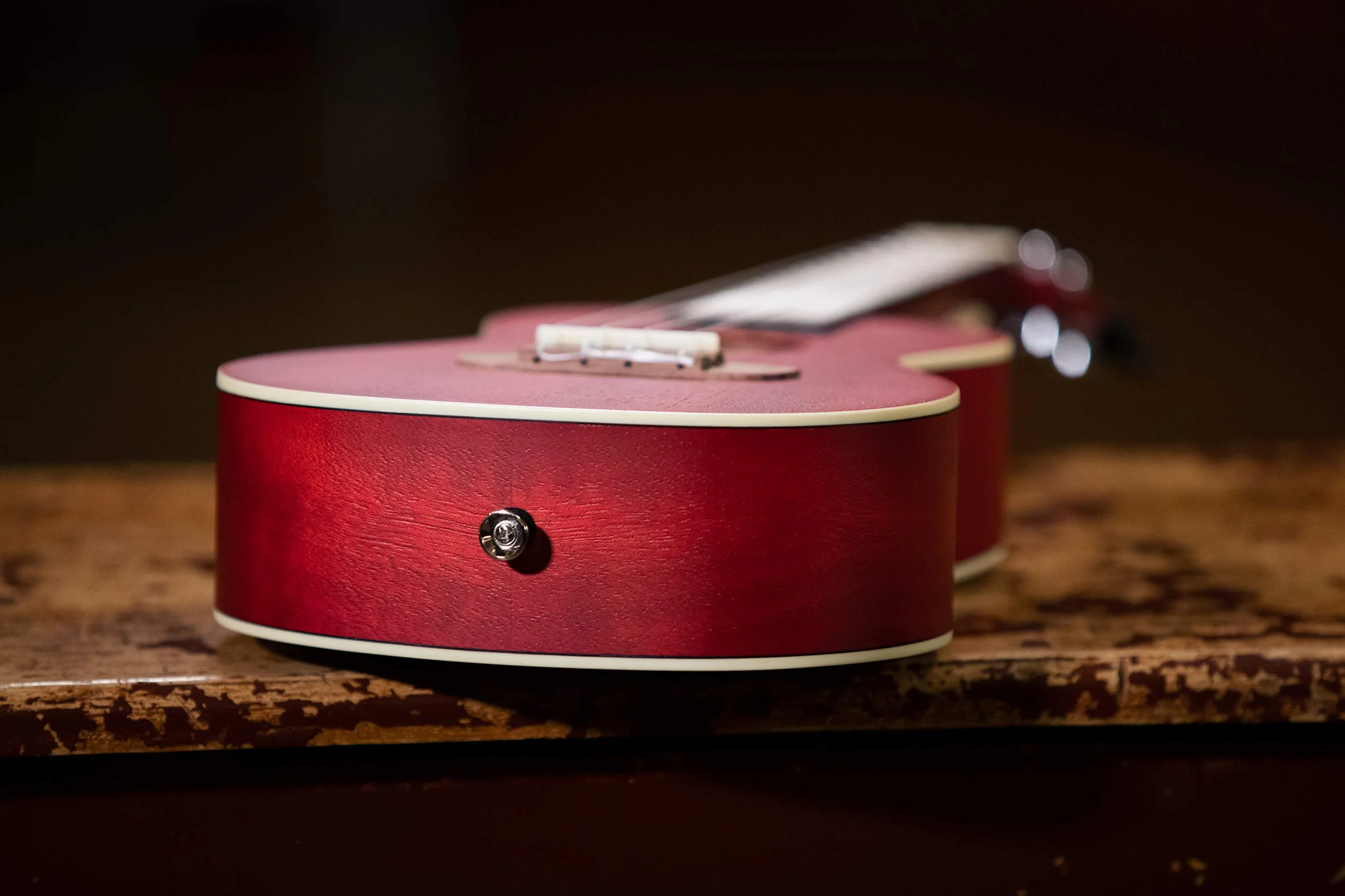 Ortega Guitars Akustyczne Ukulele Koncertowe – Seria Earth – Okoume, Kolor Czerwony (RUFIRE)