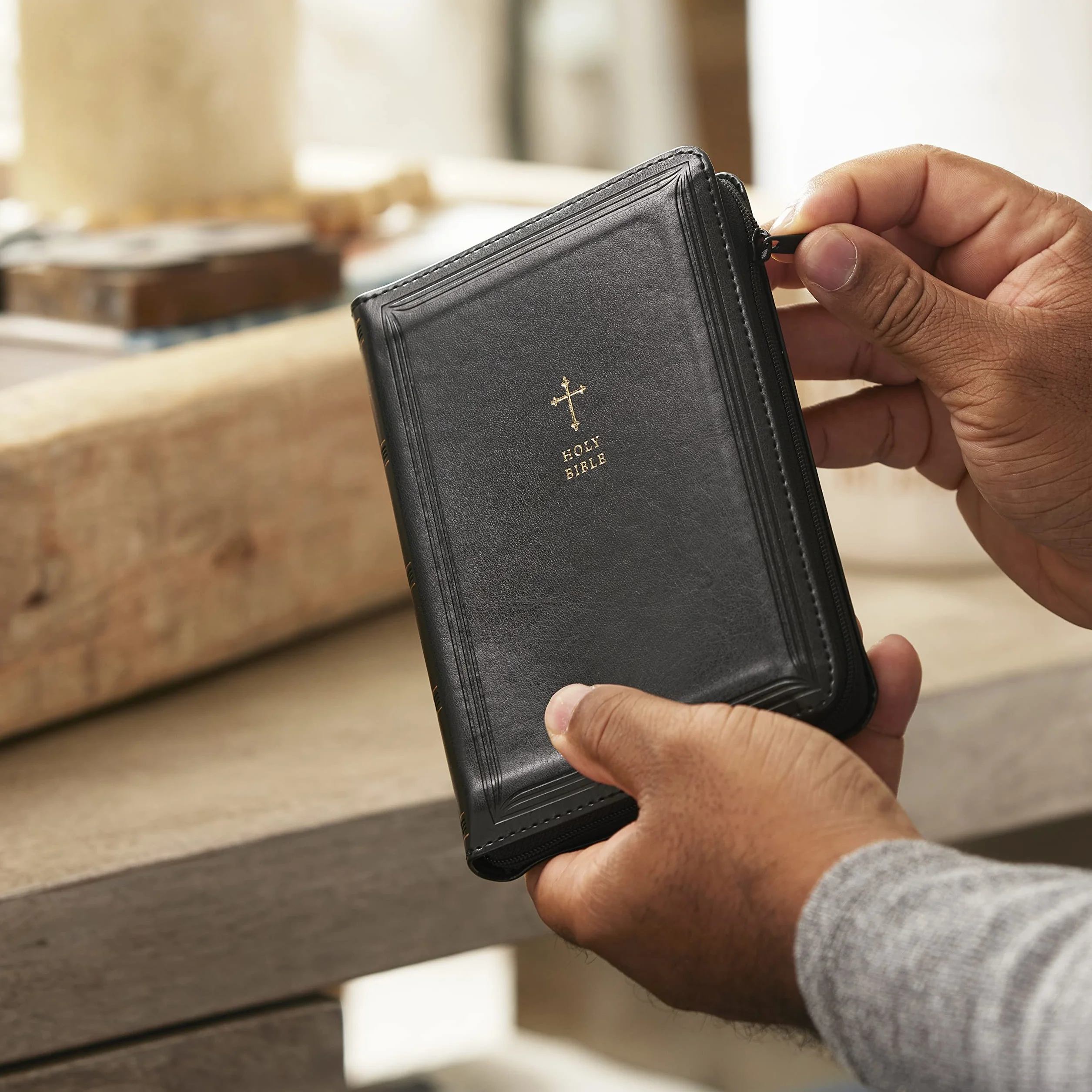 KJV Holy Bible: Compact with 43,000 Cross References, Black Leathersoft with Zipper, Red Letter, Comfort Print: King James Version: Holy Bible, King James Version