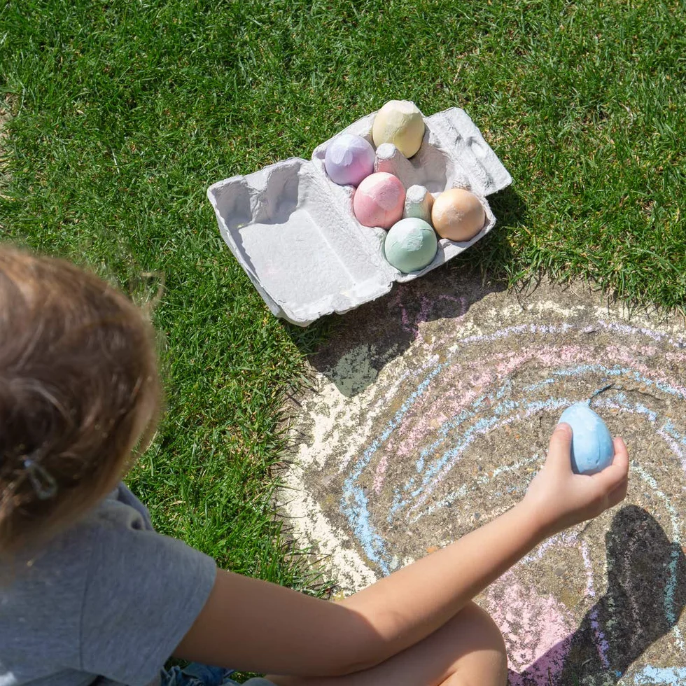 Bigjigs Toys Rainbow Coloured Chalk Eggs (Set of 6) - Jumbo Egg Shaped Pavement Chalks For Kids, Chunky & Washable, Indoor or Outdoor, Toddler Easter Gifts, 3+ Years