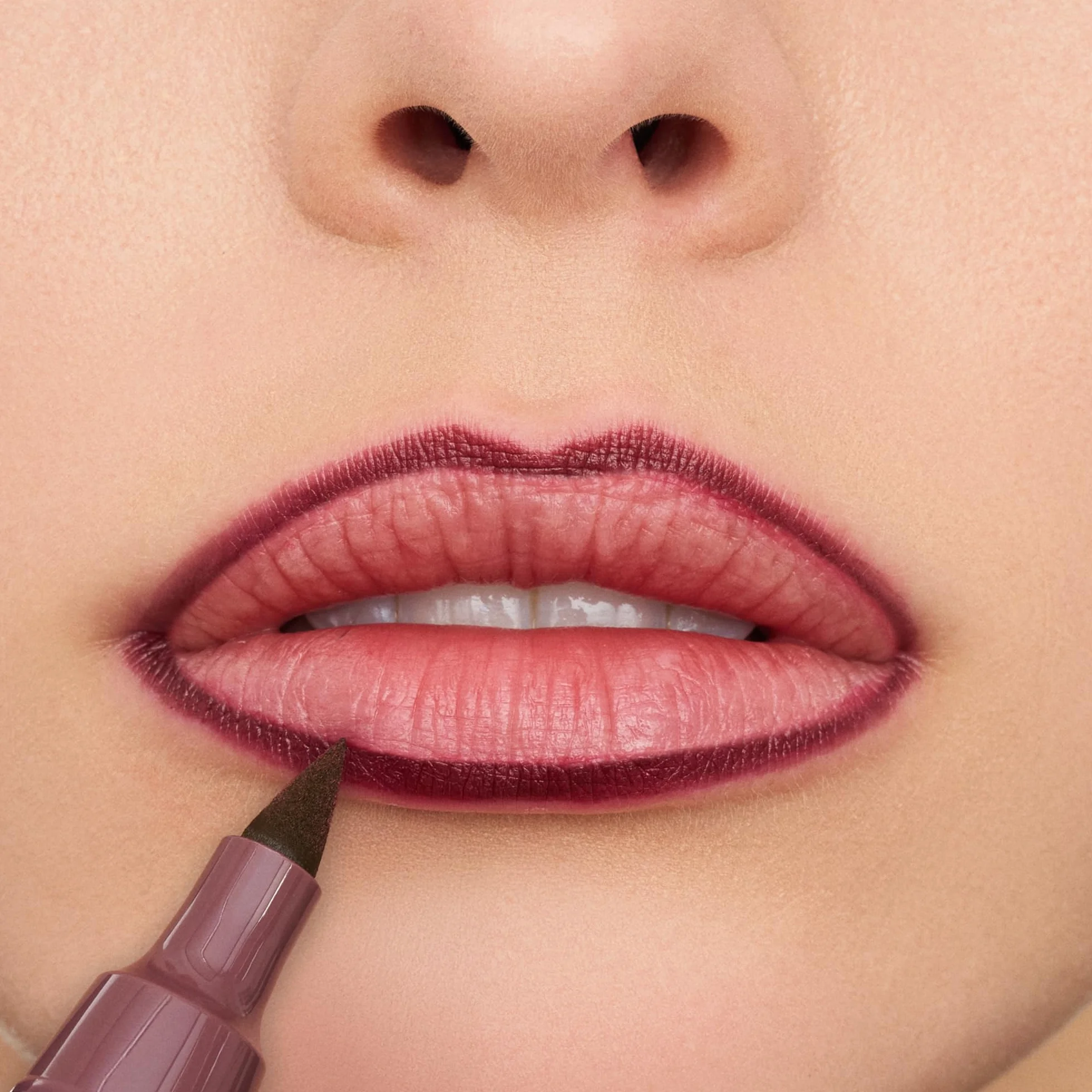 essence Konturówka do ust line n' STAIN! Konturówka do ust TATTOO, długotrwały, konturowanie, efekt koloryzujący, intensywny kolor (2.5ml)